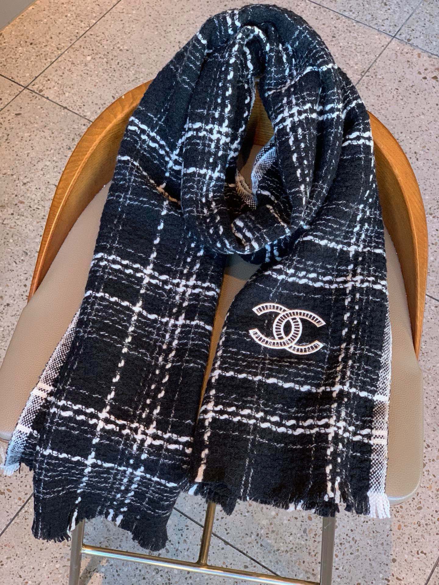 New Classic Fashion Versatile Coco Black and White Noble Narrow Edition Simple Scarf for Women Autumn and Winter with Box