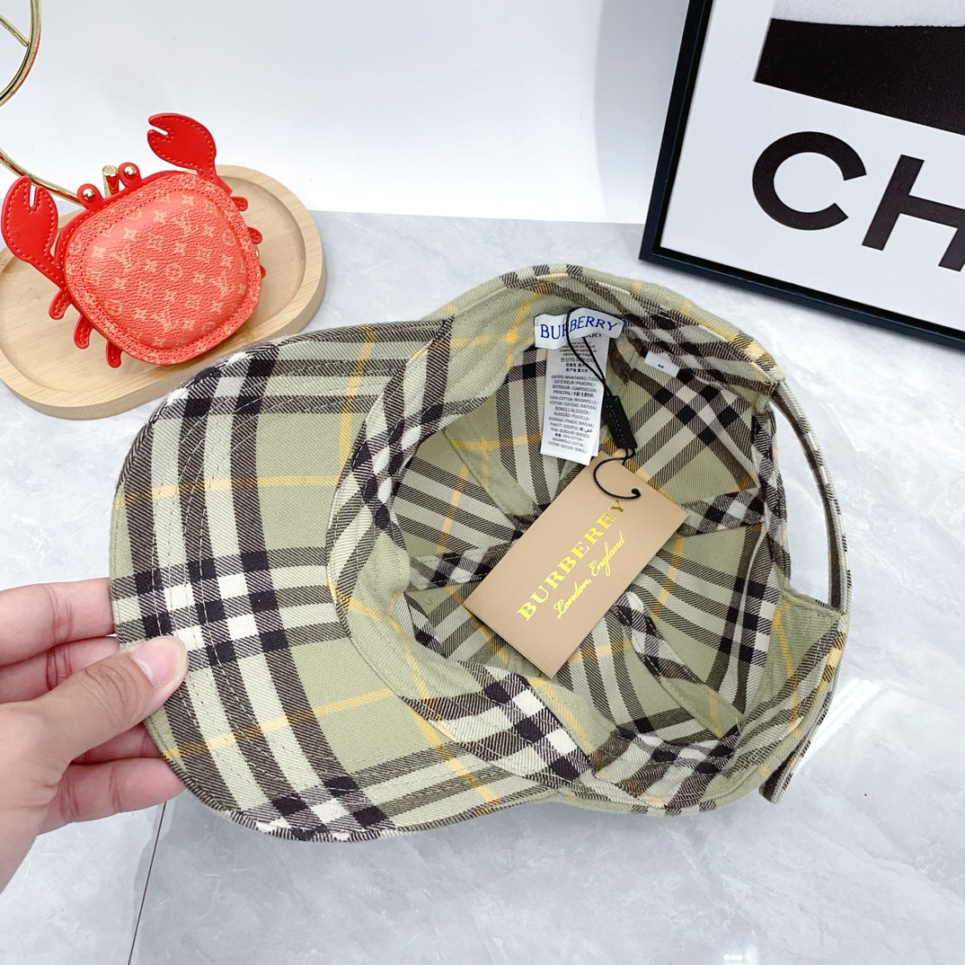New trendy, luxurious, fashionable, soft and comfortable men's and women's Trench plaid baseball caps
