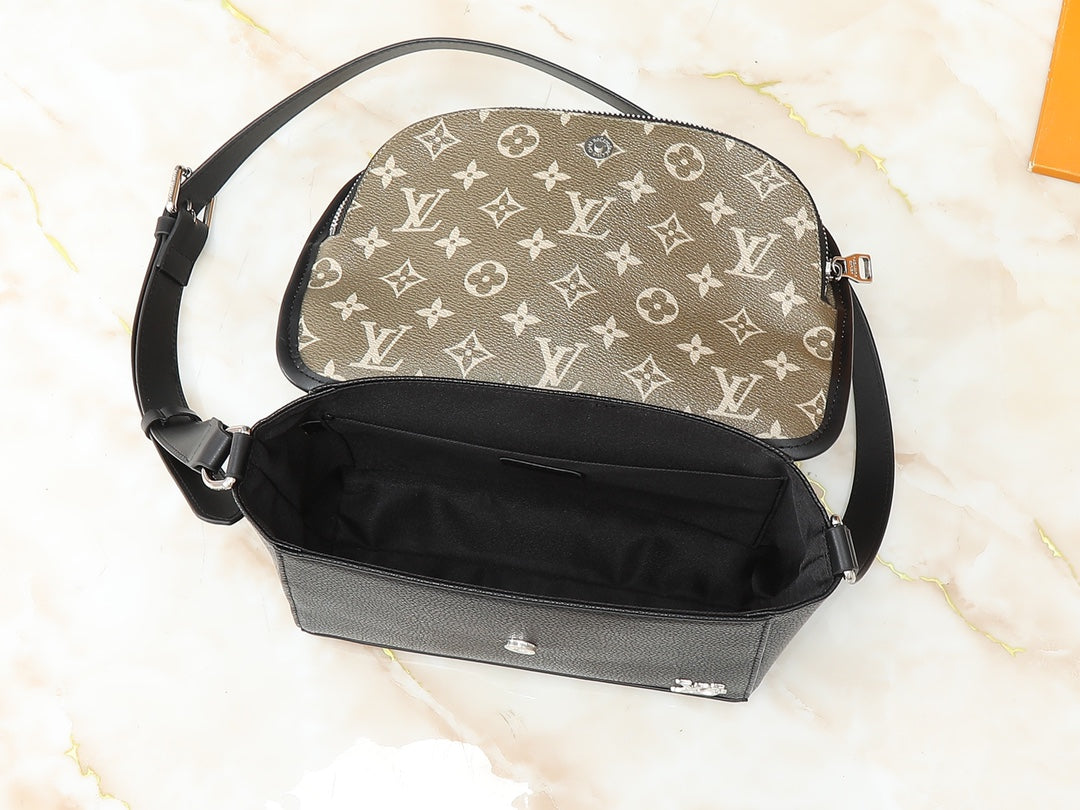New high-quality grain leather Monogram black patchwork vintage men's shoulder crossbody bag and mailman bag.
