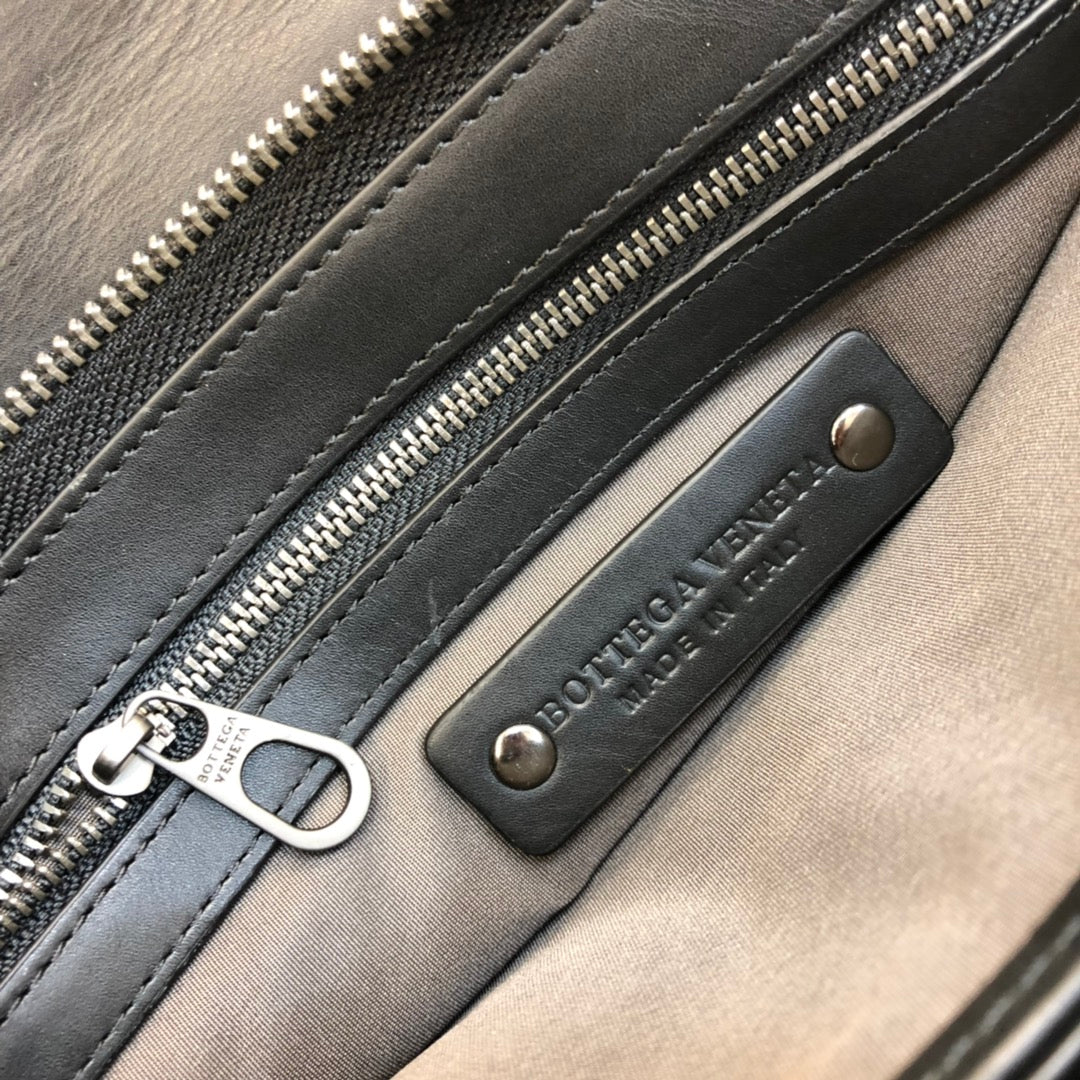 New Light Luxury European and American Fashion Leisure High Quality Tire Leather Large Flip Lock Braided Business Men's Handbag