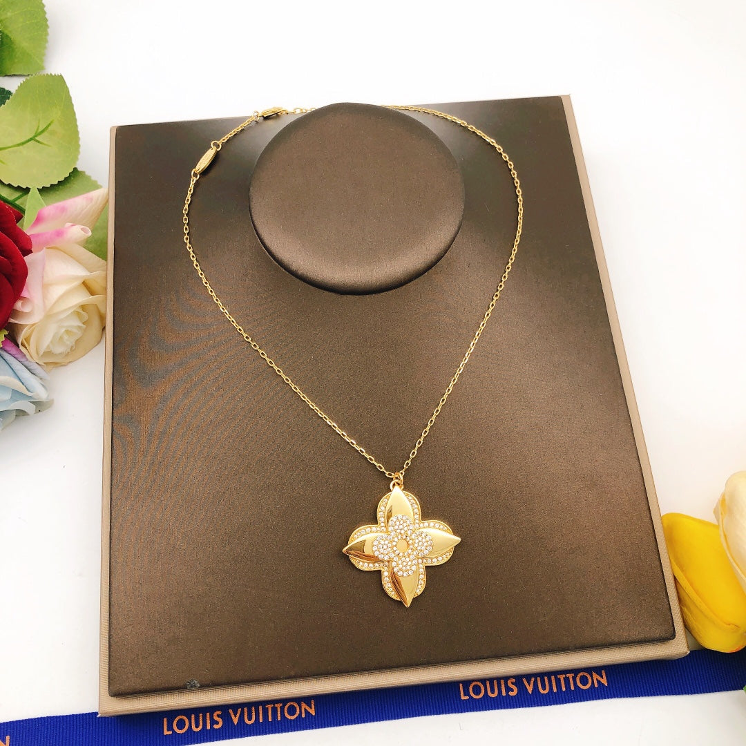 New Fashionable Luxury Exquisite Plum Blossom Women's Necklace