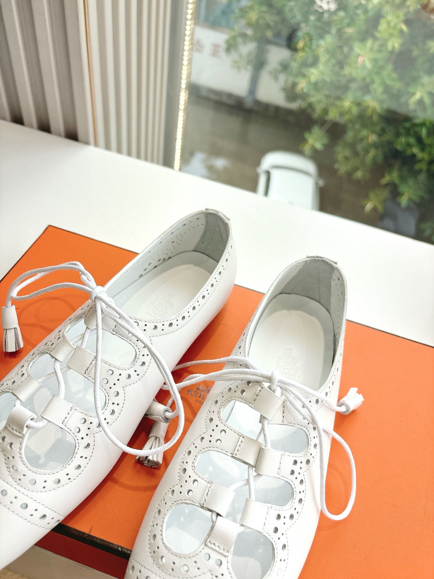 New luxury fashion Kelly buttoned fashion shoes and rolled edge sandals
