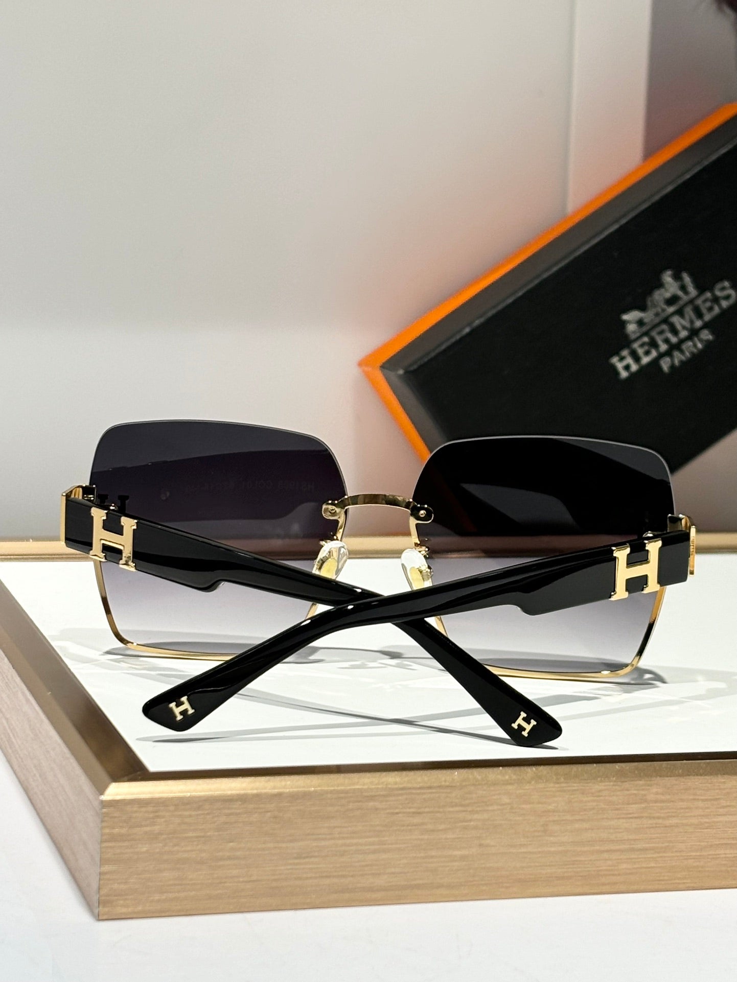 New trendy classic lightweight and comfortable sunglasses