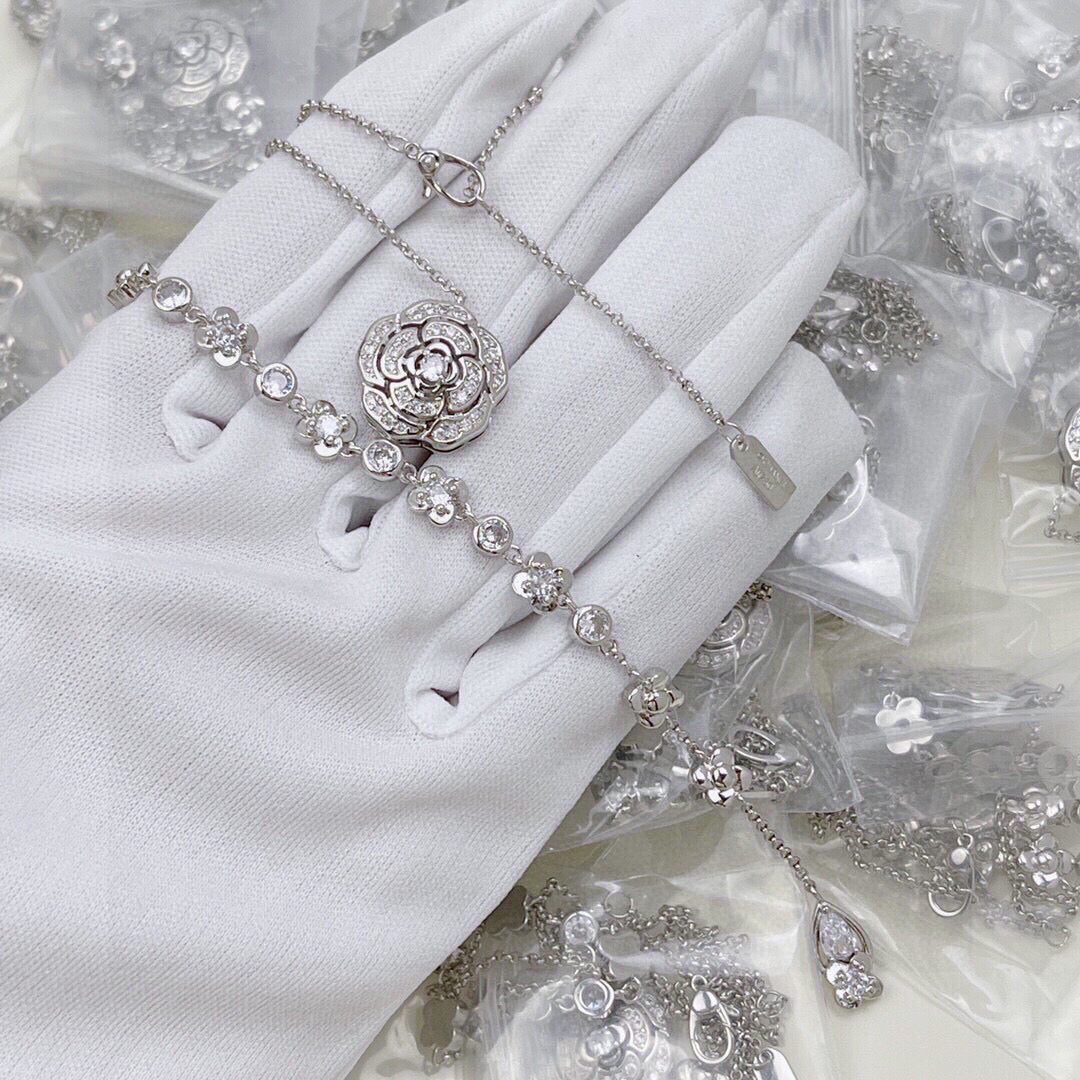 New Fashion Hollow out full diamond camellia Women's Necklace