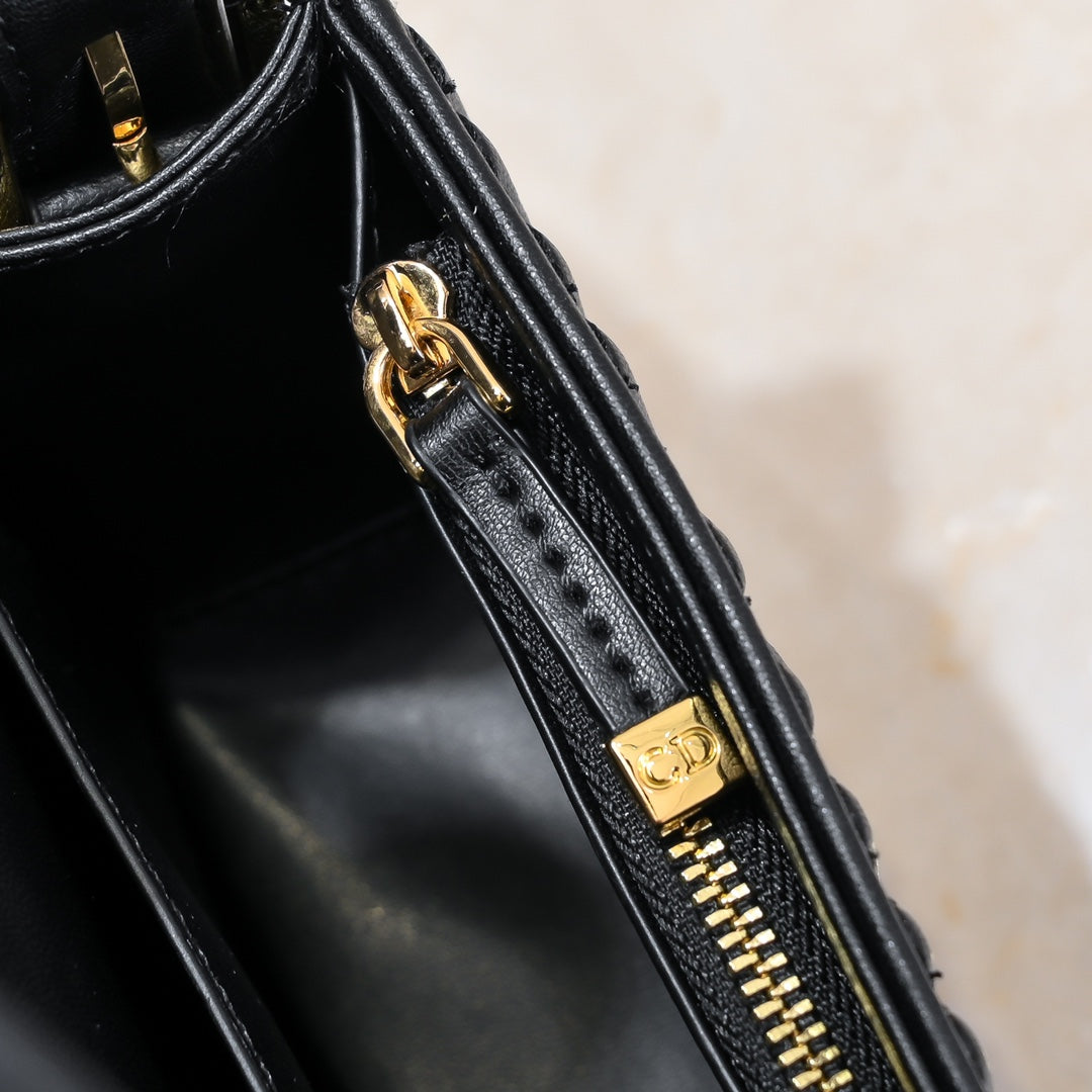 2024 New D Home Fashion Trend Miss Metal Plaque Flip Open Underarm Bag - Fashion Boutique