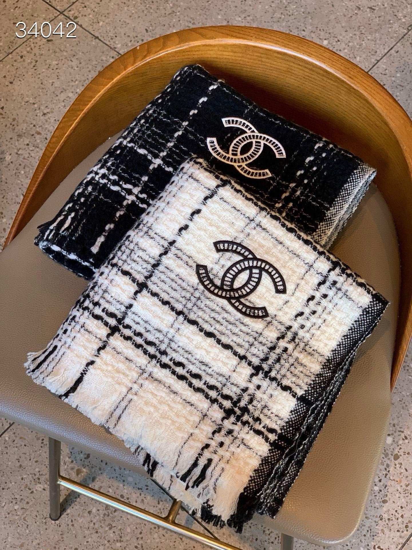 New Classic Fashion Versatile Coco Black and White Noble Narrow Edition Simple Scarf for Women Autumn and Winter with Box（复制）