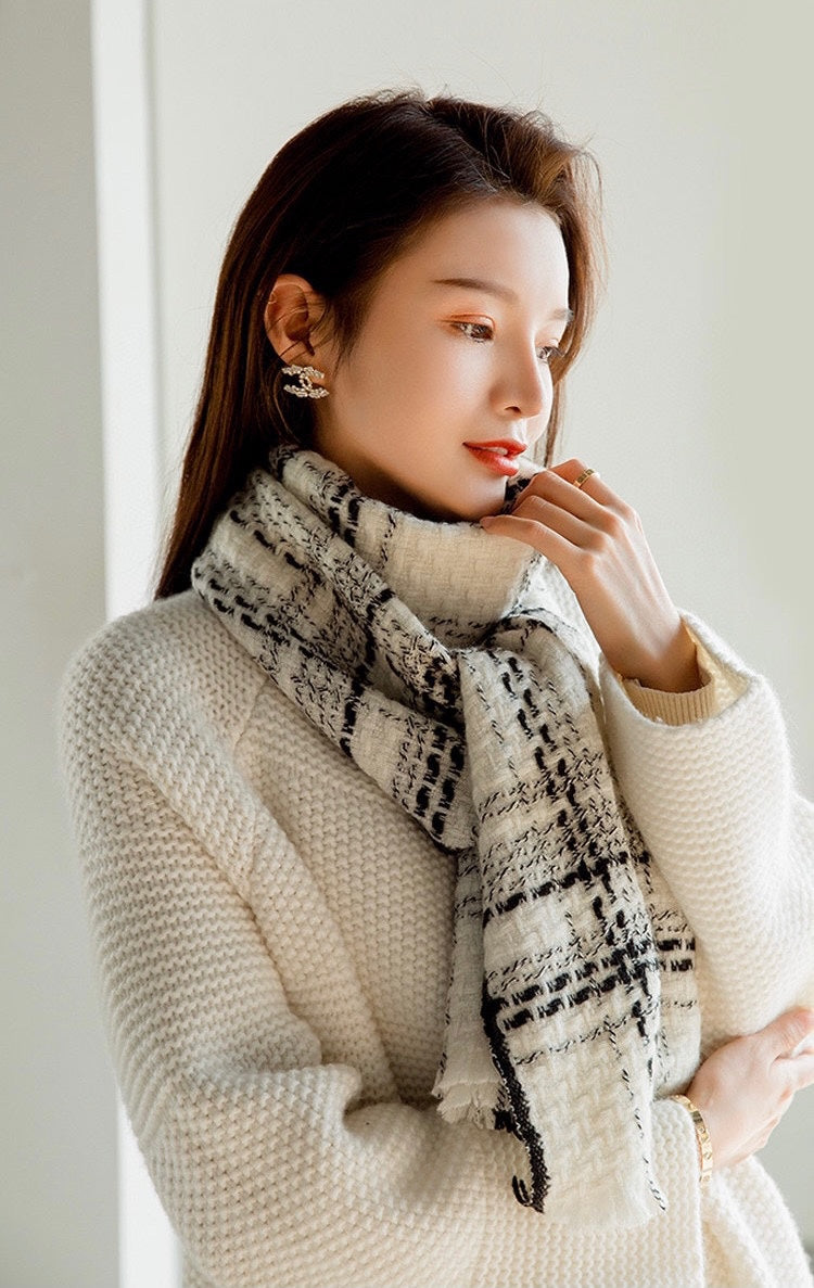 New Classic Fashion Versatile Coco Black and White Noble Narrow Edition Simple Scarf for Women Autumn and Winter with Box