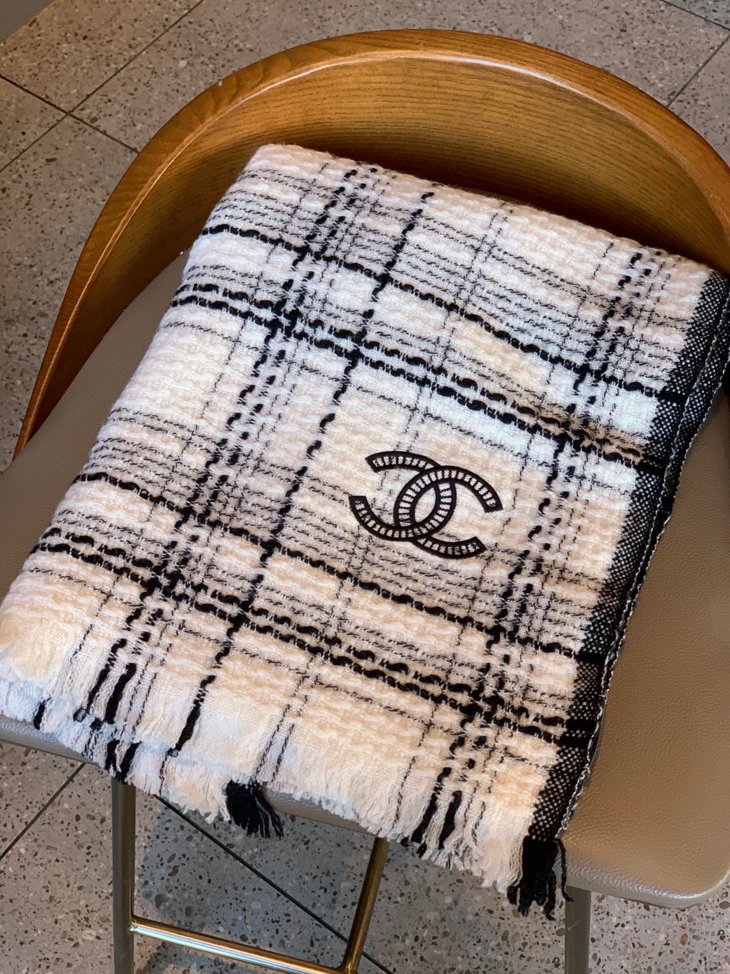 New Classic Fashion Versatile Coco Black and White Noble Narrow Edition Simple Scarf for Women Autumn and Winter with Box