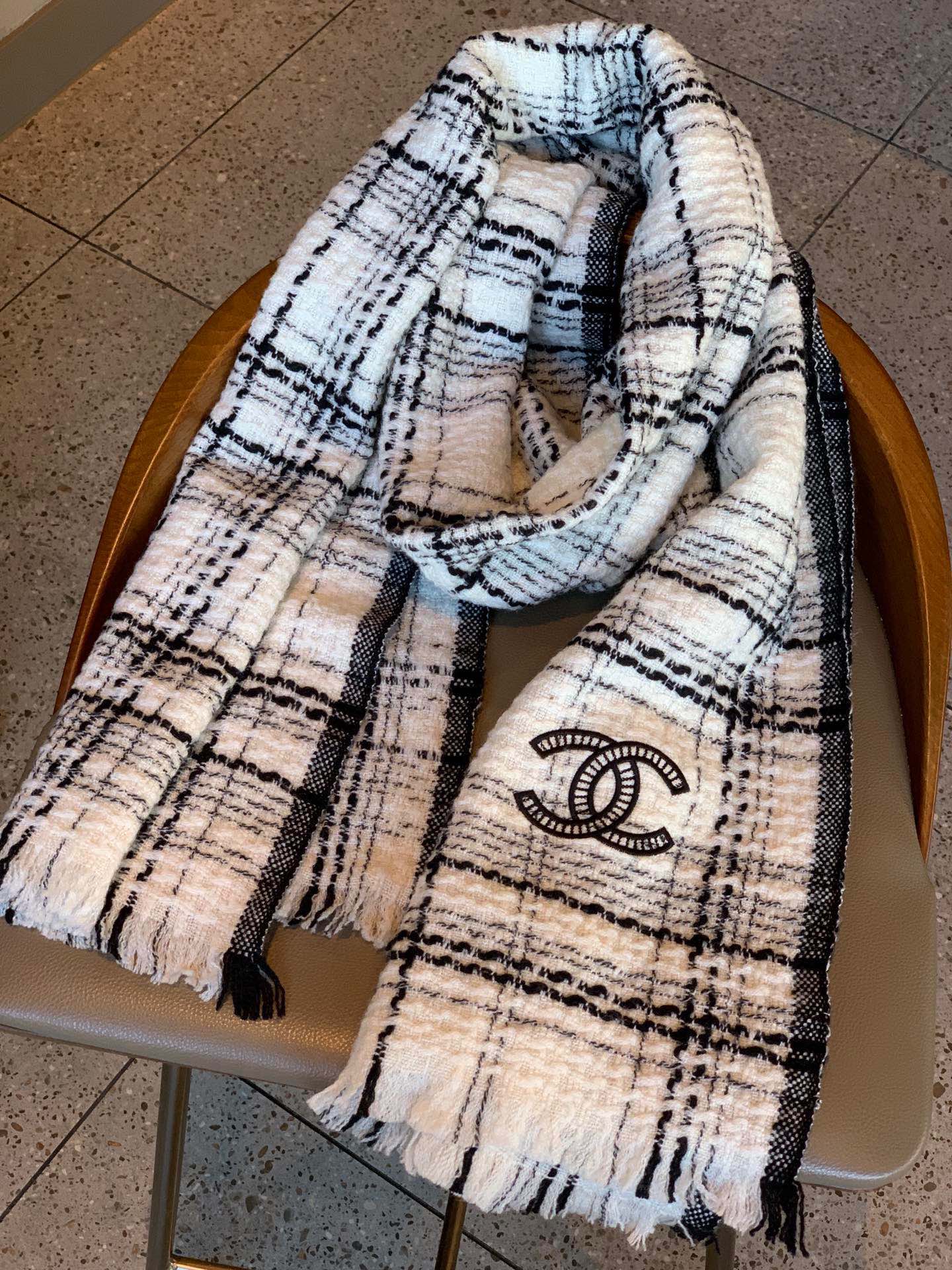 New Classic Fashion Versatile Coco Black and White Noble Narrow Edition Simple Scarf for Women Autumn and Winter with Box