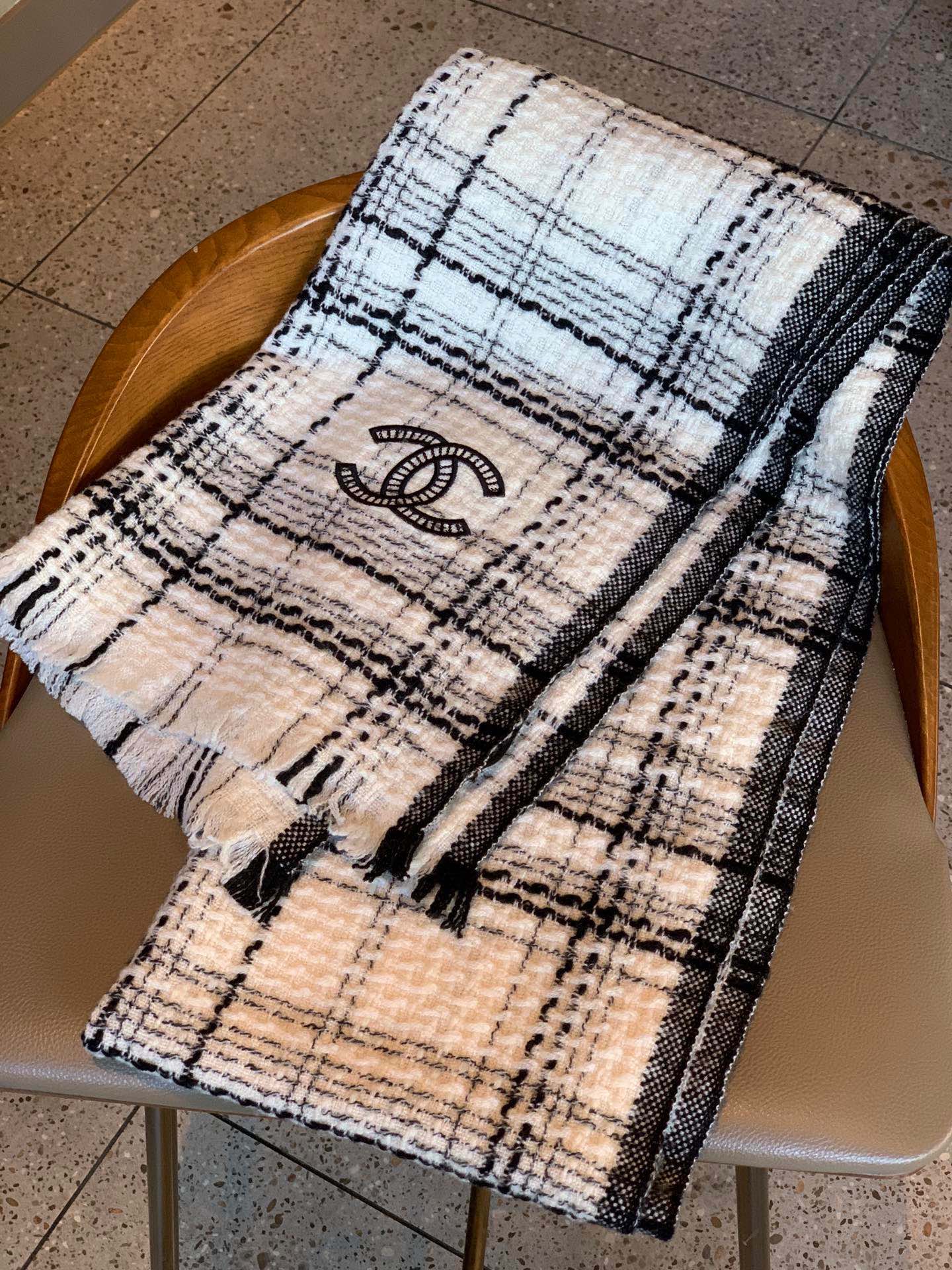 New Classic Fashion Versatile Coco Black and White Noble Narrow Edition Simple Scarf for Women Autumn and Winter with Box