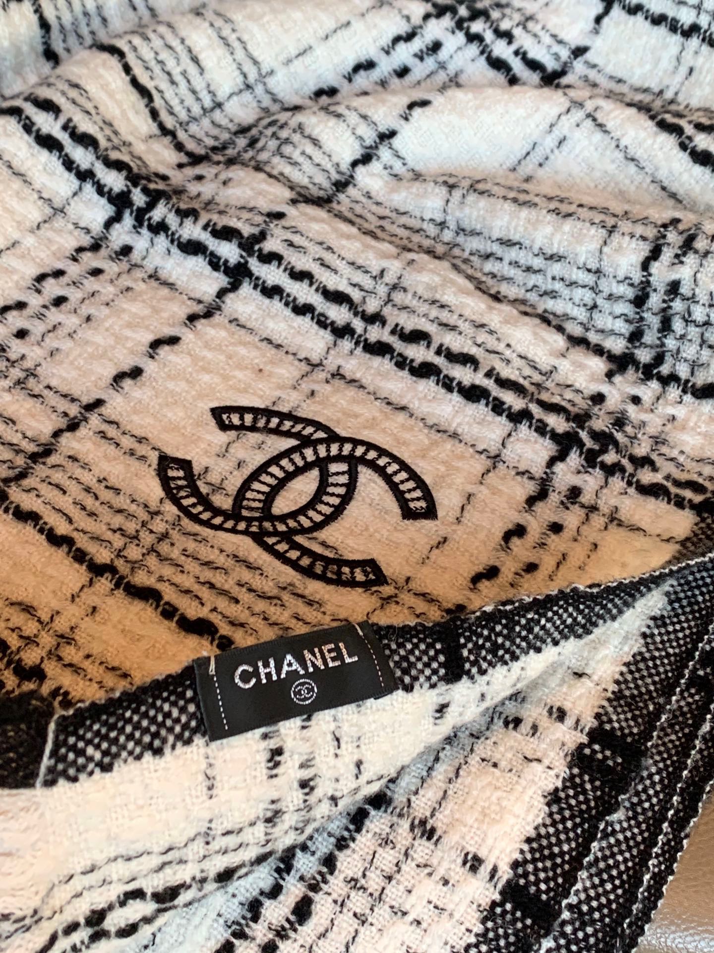 New Classic Fashion Versatile Coco Black and White Noble Narrow Edition Simple Scarf for Women Autumn and Winter with Box