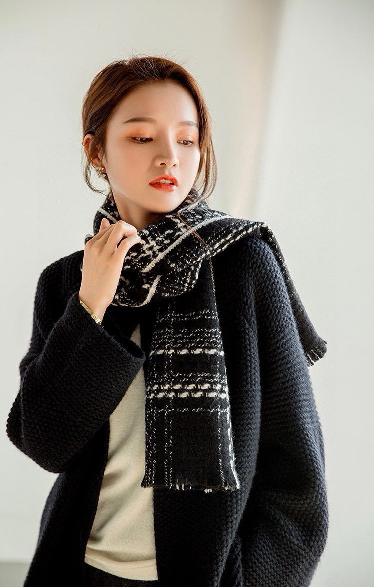 New Classic Fashion Versatile Coco Black and White Noble Narrow Edition Simple Scarf for Women Autumn and Winter with Box