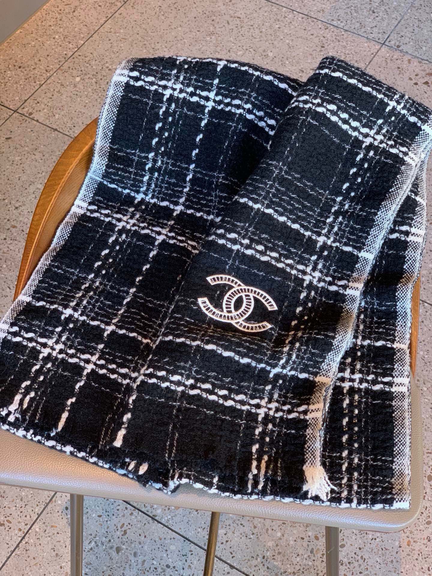 New Classic Fashion Versatile Coco Black and White Noble Narrow Edition Simple Scarf for Women Autumn and Winter with Box