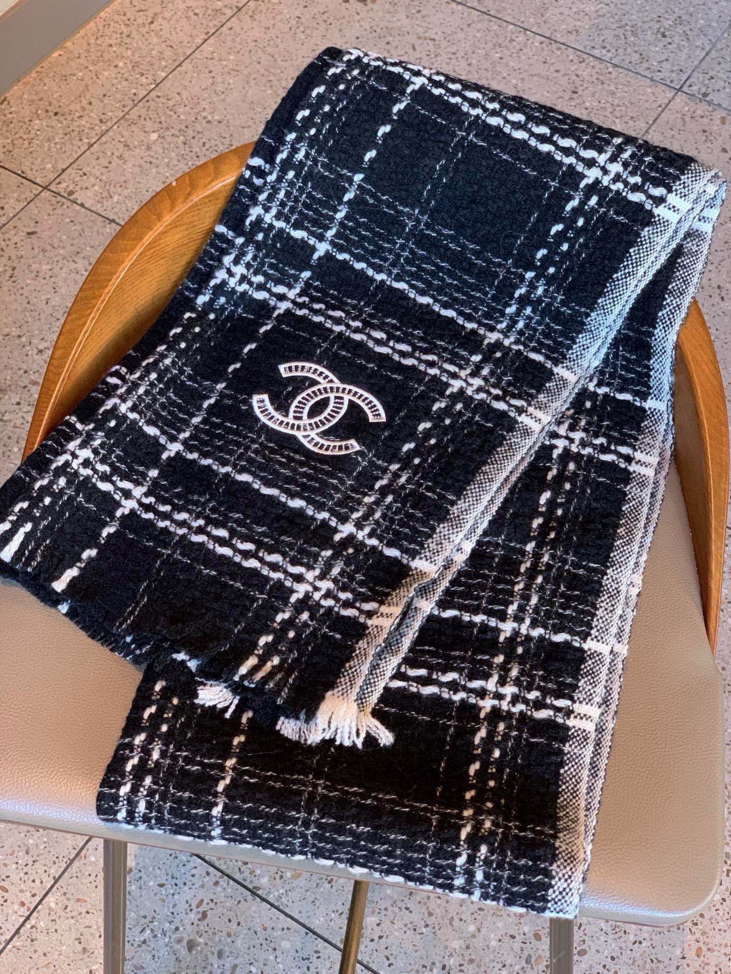 New Classic Fashion Versatile Coco Black and White Noble Narrow Edition Simple Scarf for Women Autumn and Winter with Box