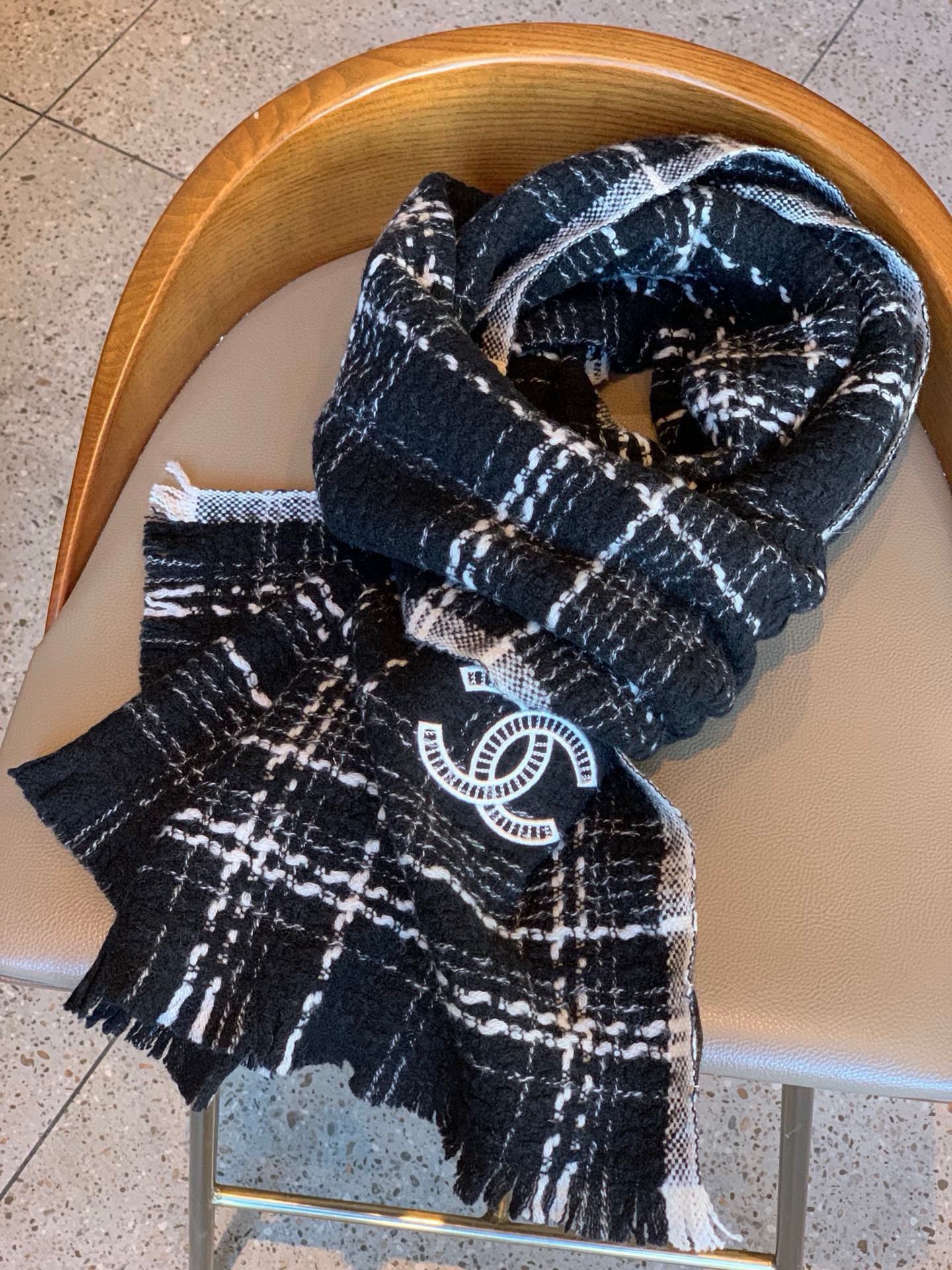 New Classic Fashion Versatile Coco Black and White Noble Narrow Edition Simple Scarf for Women Autumn and Winter with Box