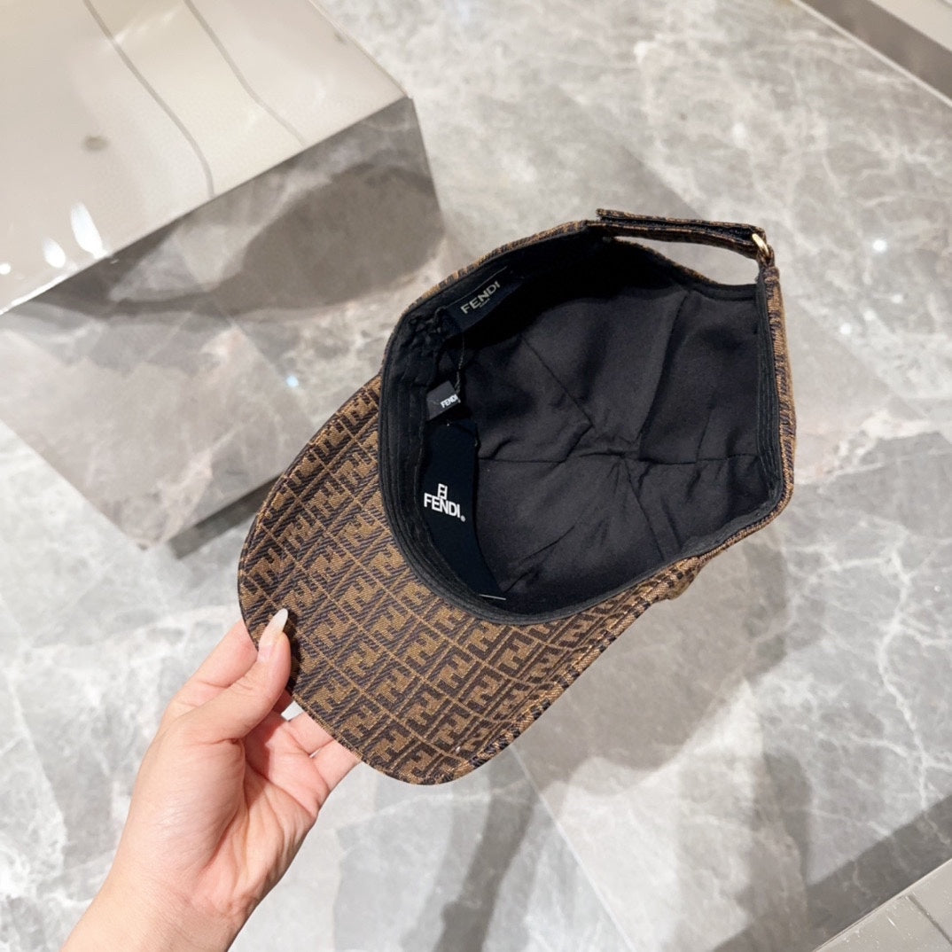 New high-quality baseball cap for both men and women, with a wide brim that accentuates the face and exudes a stylish and stylish sun shading duckbill hat