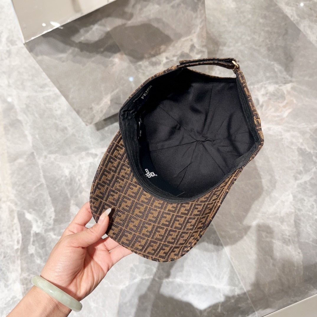 New high-quality baseball cap for both men and women, with a wide brim that accentuates the face and exudes a stylish and stylish sun shading duckbill hat