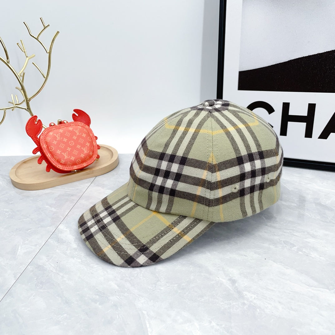 New trendy, luxurious, fashionable, soft and comfortable men's and women's Trench plaid baseball caps