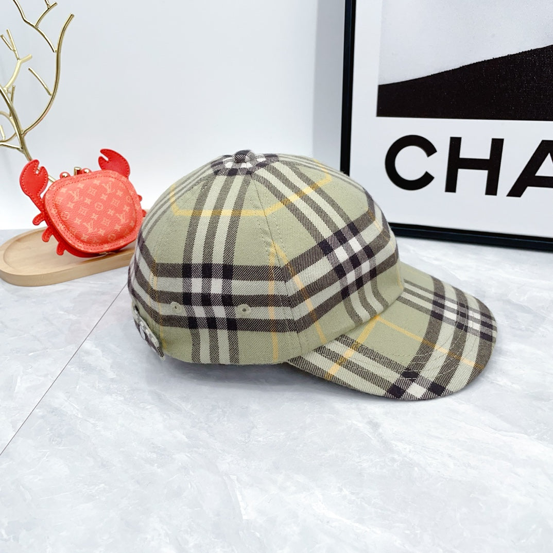 New trendy, luxurious, fashionable, soft and comfortable men's and women's Trench plaid baseball caps