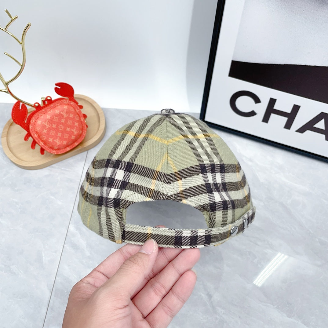 New trendy, luxurious, fashionable, soft and comfortable men's and women's Trench plaid baseball caps