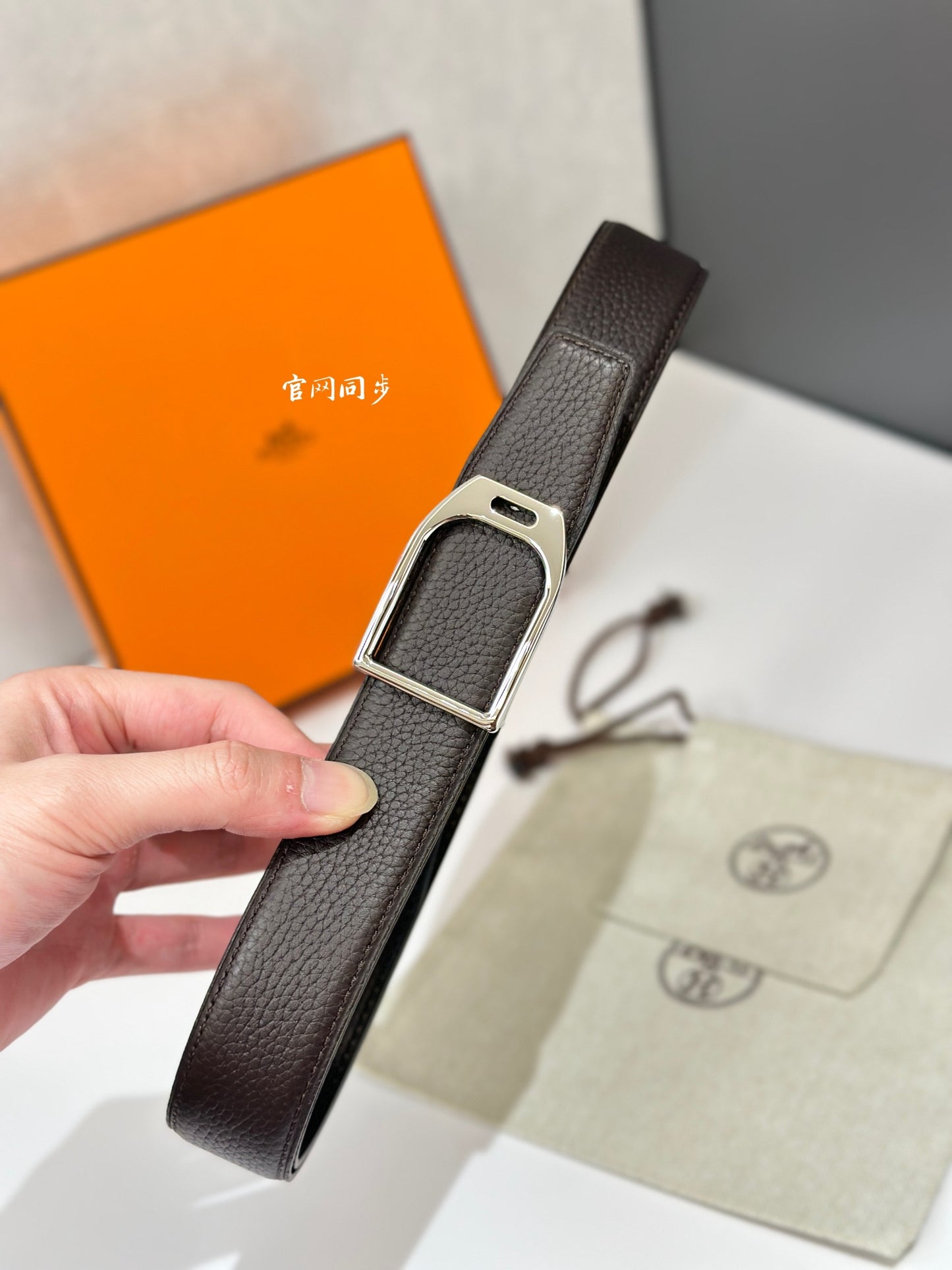 New casual and fashionable men's belt with palladium plated metal stirrup buckle double-sided cow belt