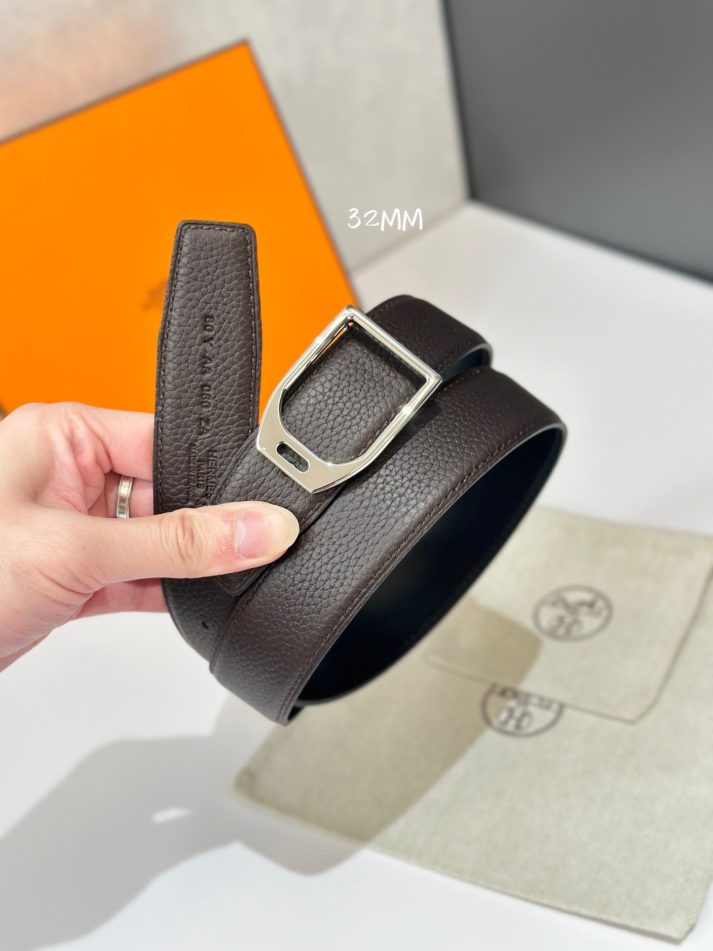New casual and fashionable men's belt with palladium plated metal stirrup buckle double-sided cow belt