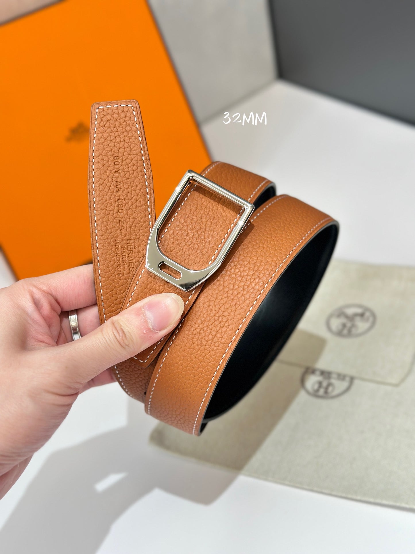 New casual and fashionable men's belt with palladium plated metal stirrup buckle double-sided cow belt