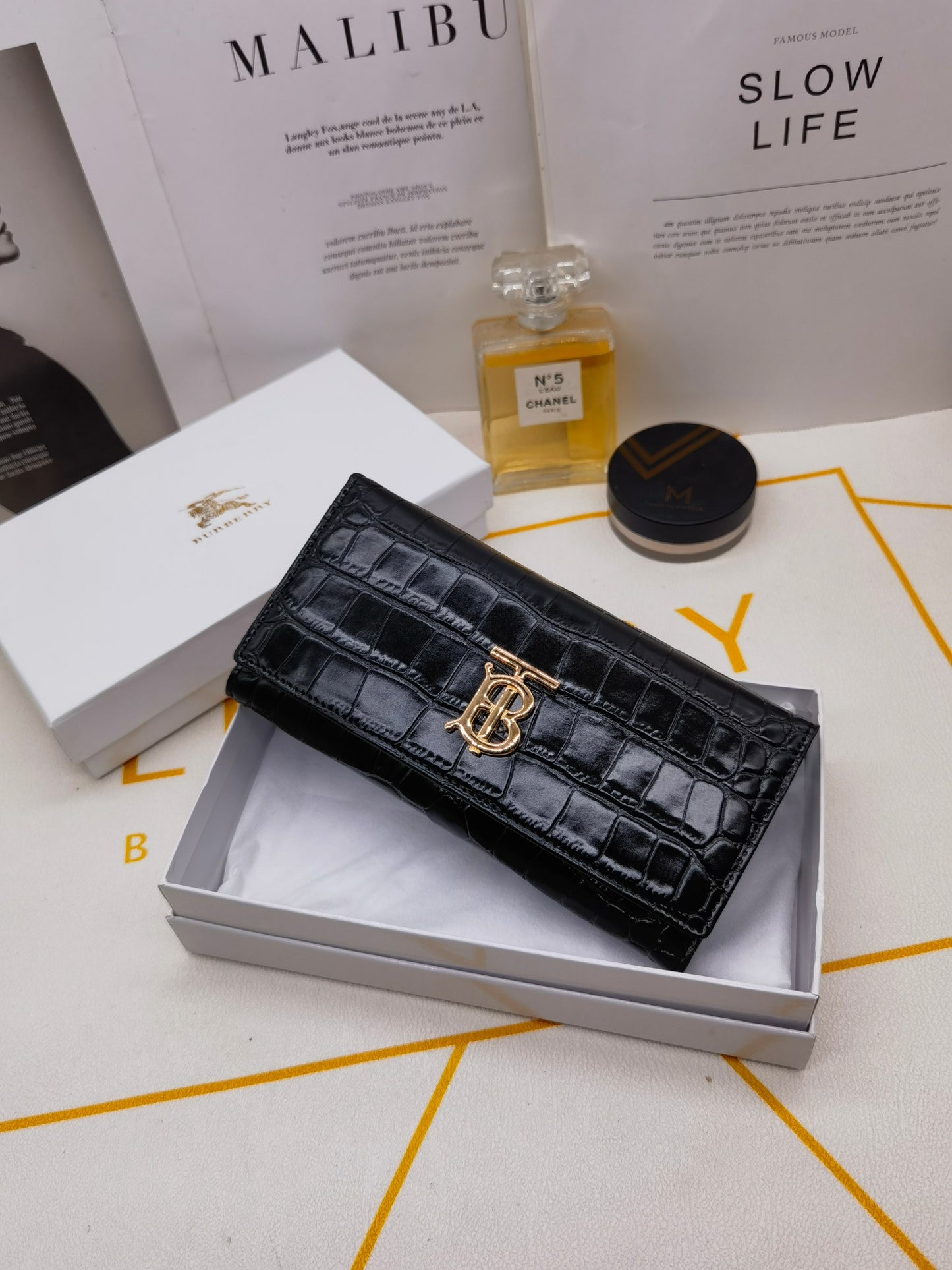 New Fashionable Simple B Home Embossed Light Luxury Women's Long Flip Card Large Capacity Wallet