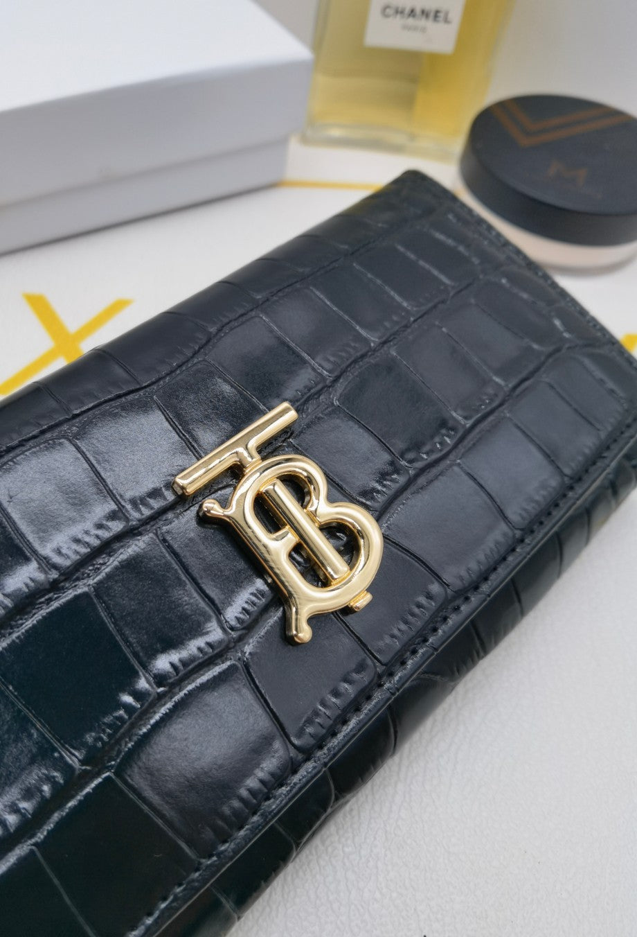 New Fashionable Simple B Home Embossed Light Luxury Women's Long Flip Card Large Capacity Wallet