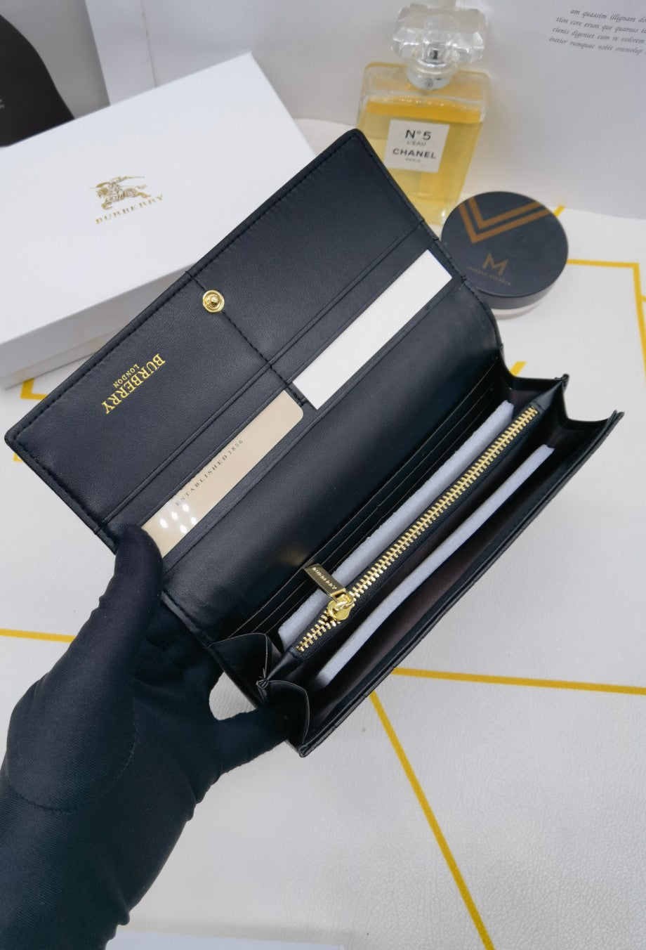 New Fashionable Simple B Home Embossed Light Luxury Women's Long Flip Card Large Capacity Wallet