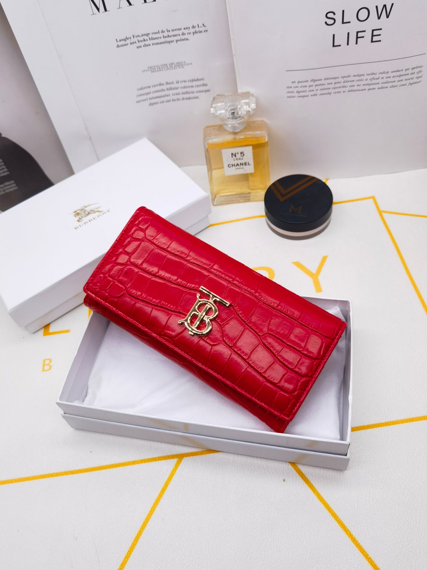 New Fashionable Simple B Home Embossed Light Luxury Women's Long Flip Card Large Capacity Wallet