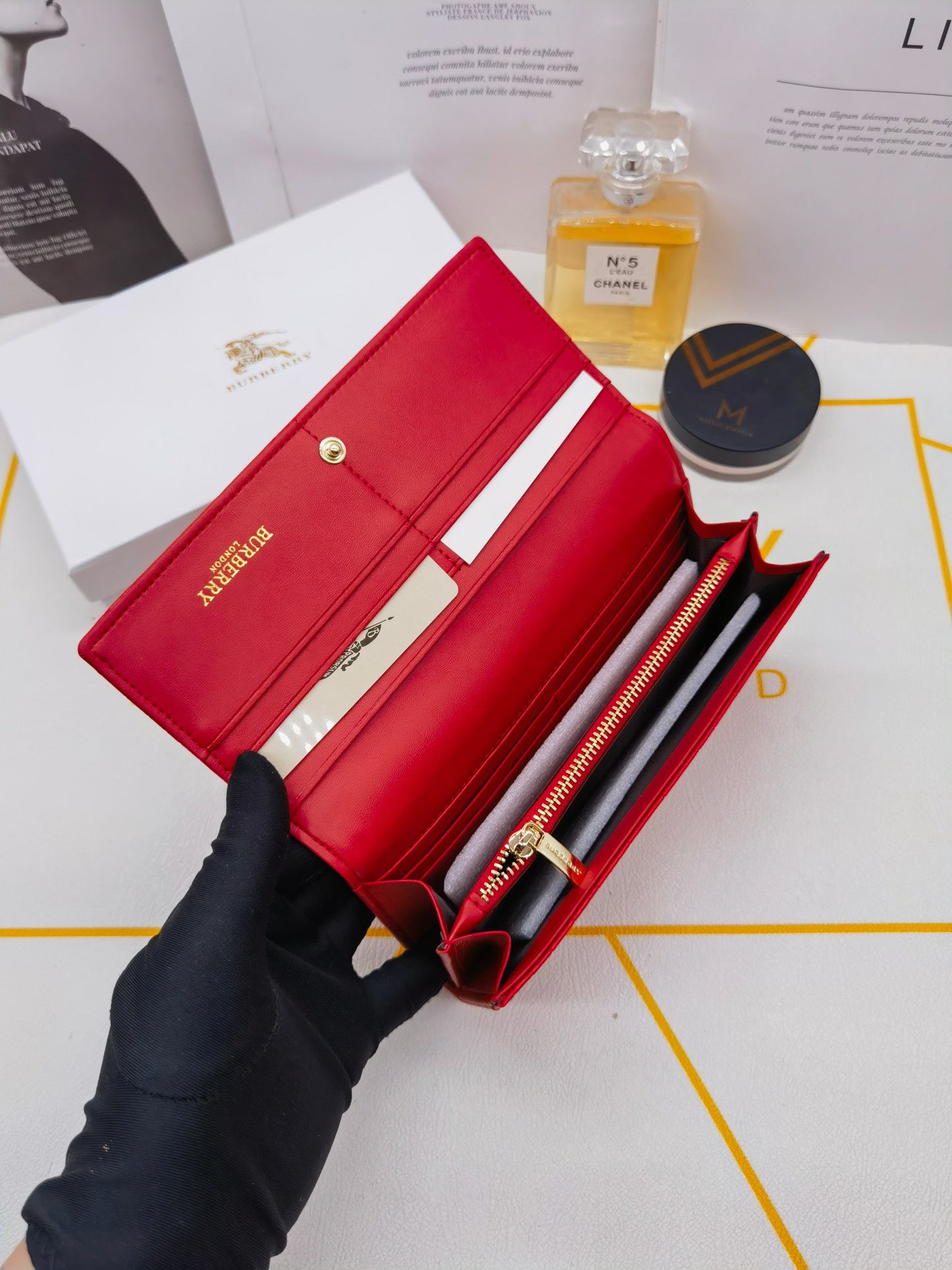 New Fashionable Simple B Home Embossed Light Luxury Women's Long Flip Card Large Capacity Wallet