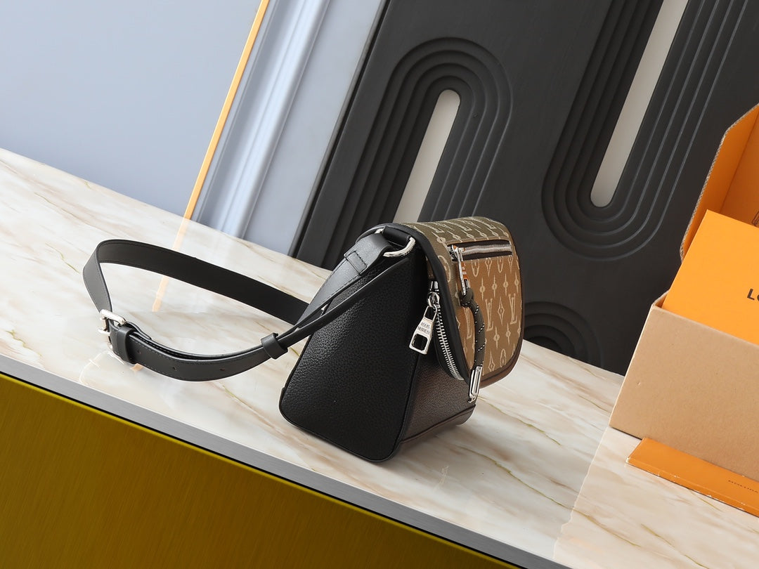 New high-quality grain leather Monogram black patchwork vintage men's shoulder crossbody bag and mailman bag.