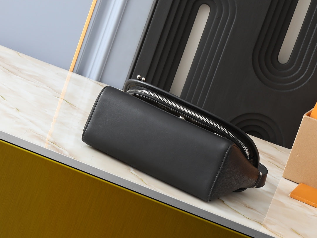 New high-quality grain leather Monogram black patchwork vintage men's shoulder crossbody bag and mailman bag.