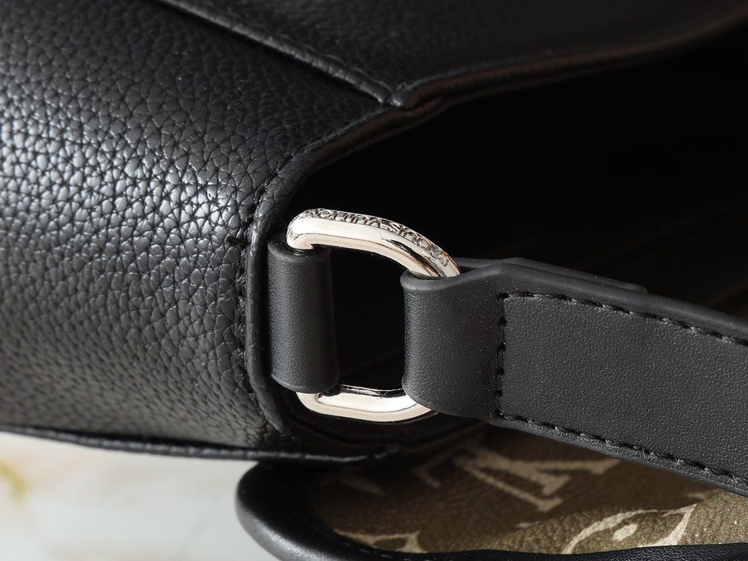 New high-quality grain leather Monogram black patchwork vintage men's shoulder crossbody bag and mailman bag.