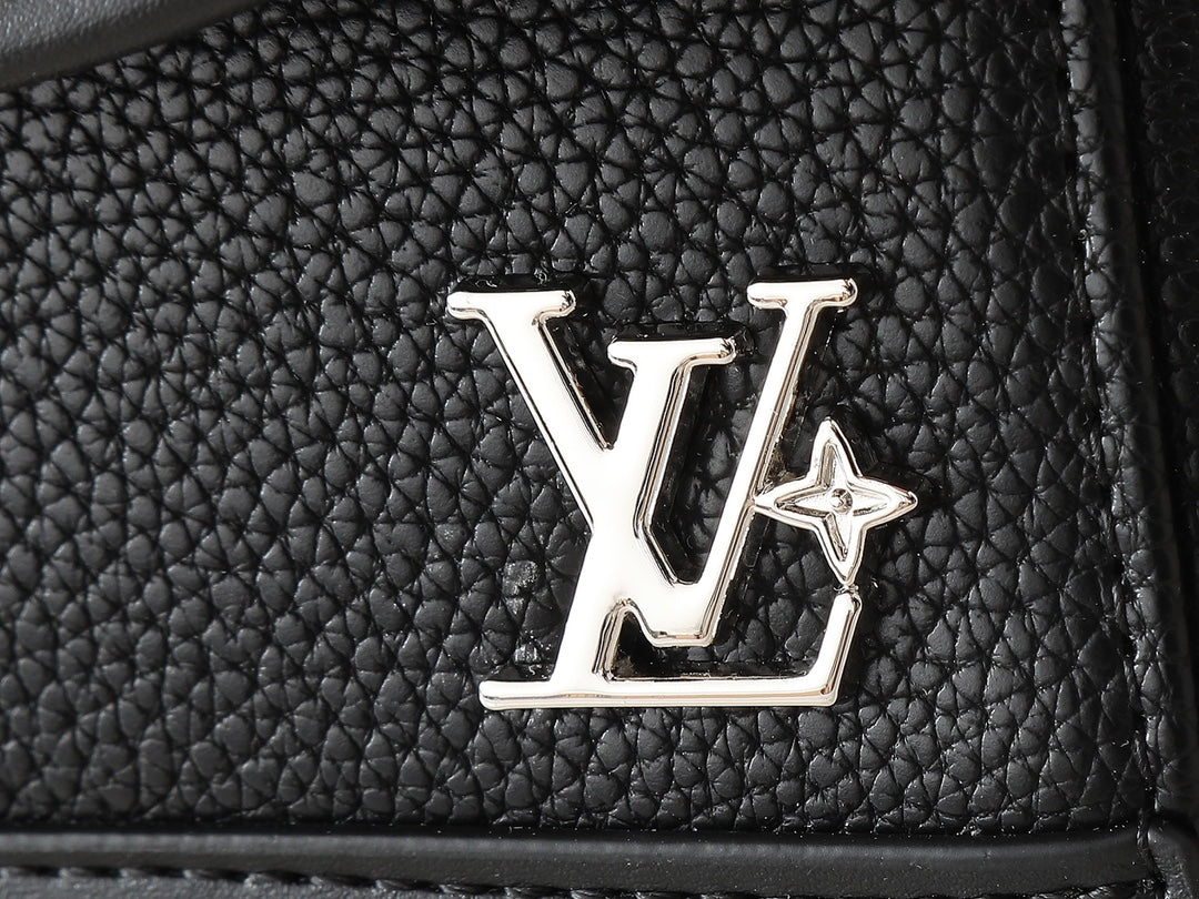 New high-quality grain leather Monogram black patchwork vintage men's shoulder crossbody bag and mailman bag.