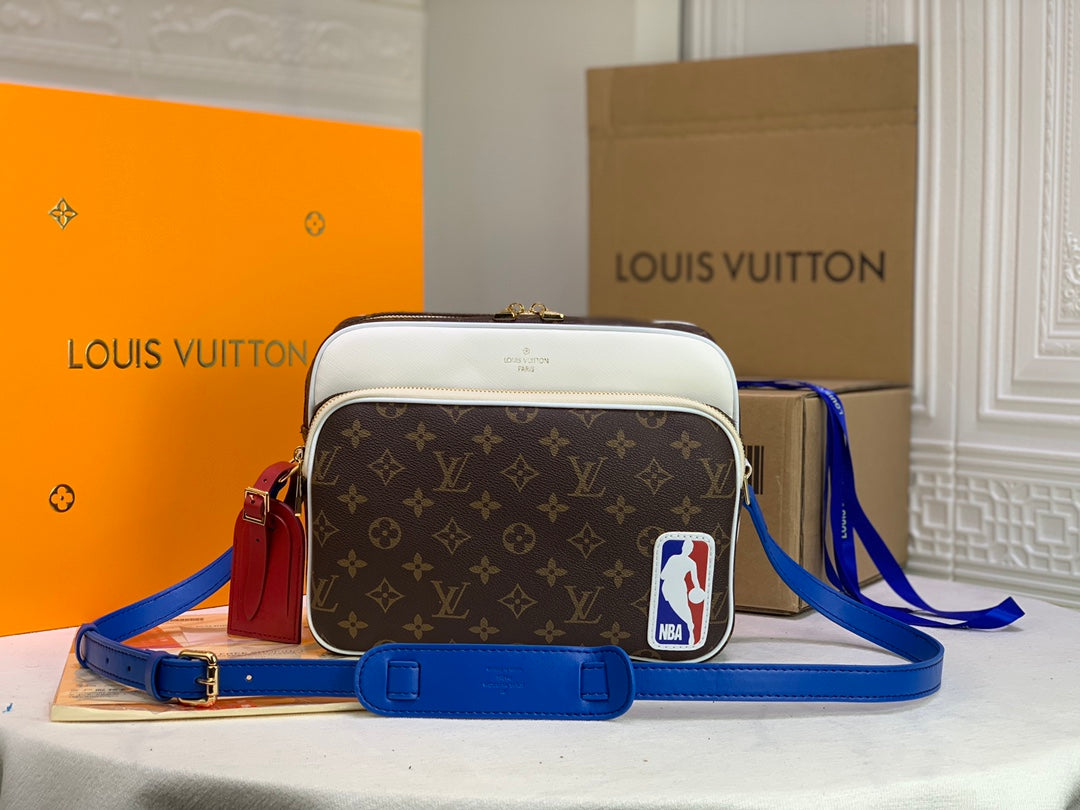 New Fashionable, Casual, Versatile, Classic Old Flower Men's Crossbody Bag, Shoulder Bag, NBA Co branded Postman Bag