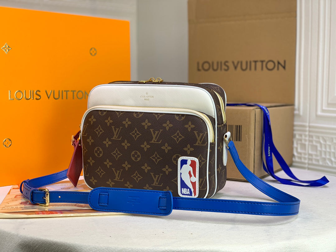 New Fashionable, Casual, Versatile, Classic Old Flower Men's Crossbody Bag, Shoulder Bag, NBA Co branded Postman Bag
