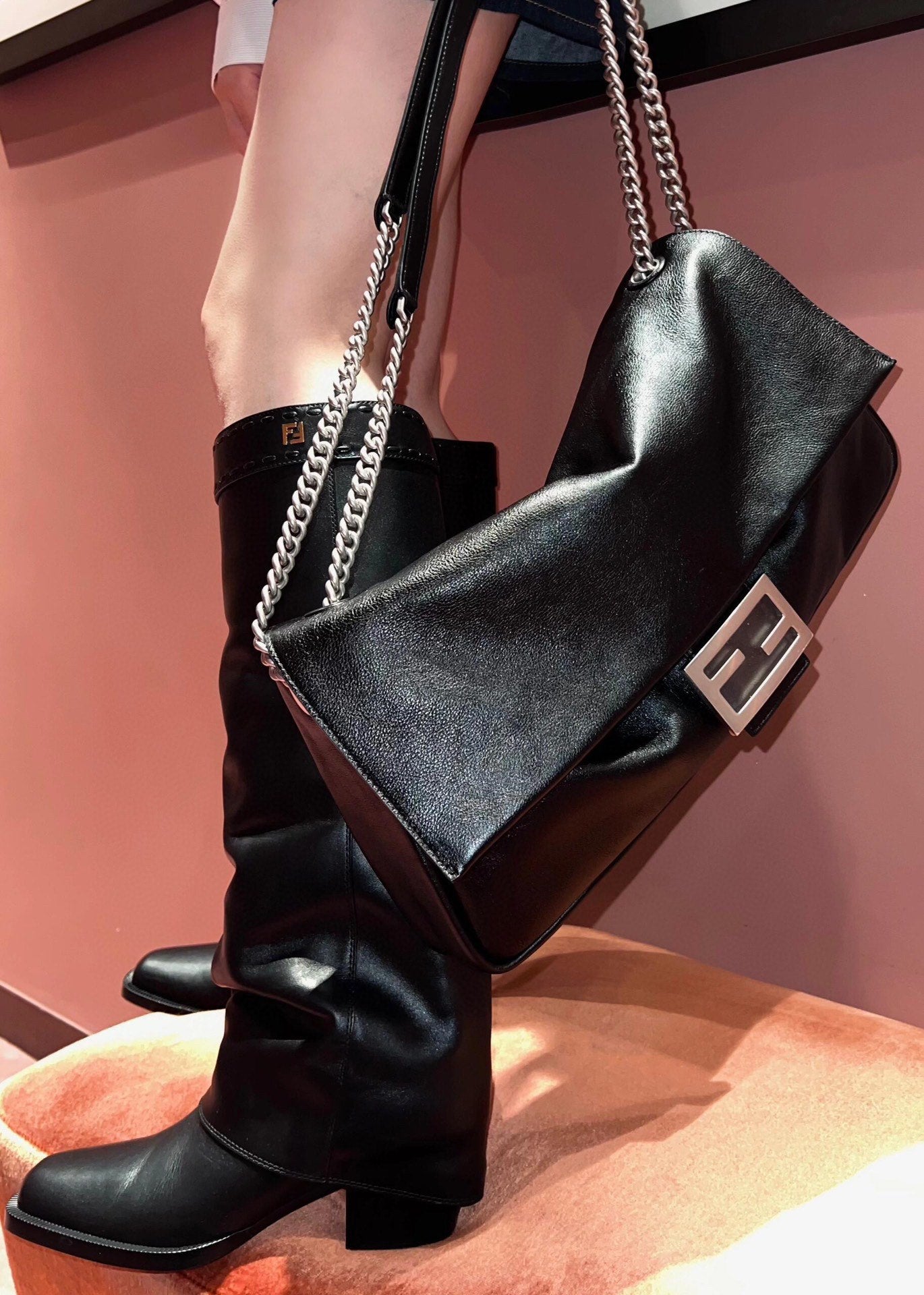 European and American high-quality new fashion trend Baguette light luxury cowhide handbag, single shoulder cross fashion women's bag