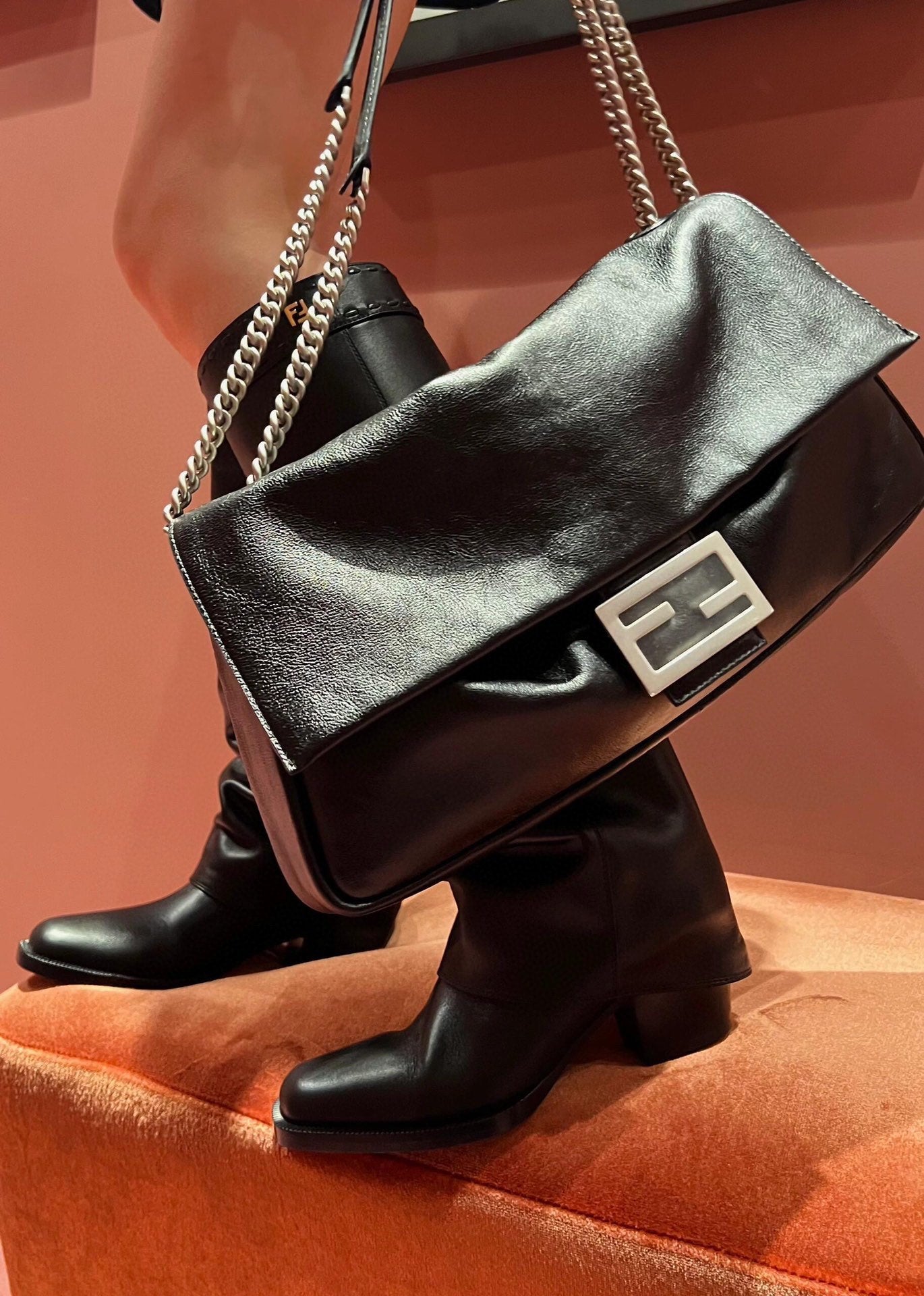 European and American high-quality new fashion trend Baguette light luxury cowhide handbag, single shoulder cross fashion women's bag