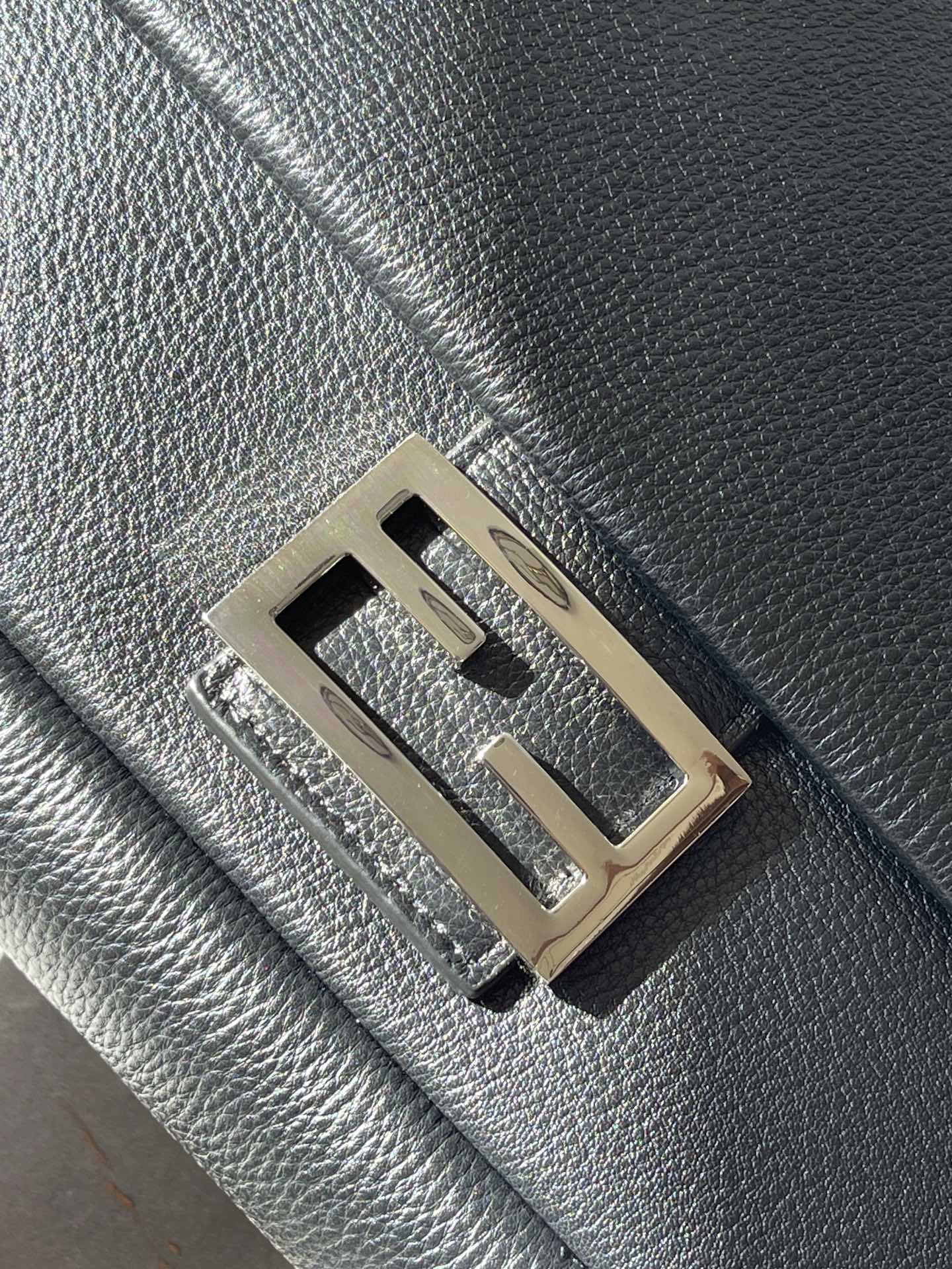 European and American high-quality new fashion trend Baguette light luxury cowhide handbag, single shoulder cross fashion women's bag