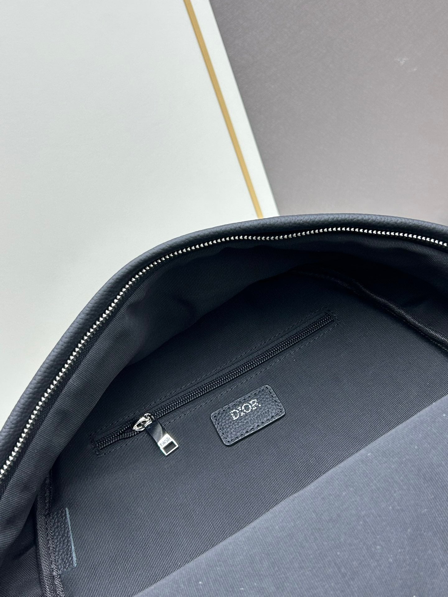 New D Family European and American Trendy Men's Embossed Double sided Grain Leather Zipper Backpack
