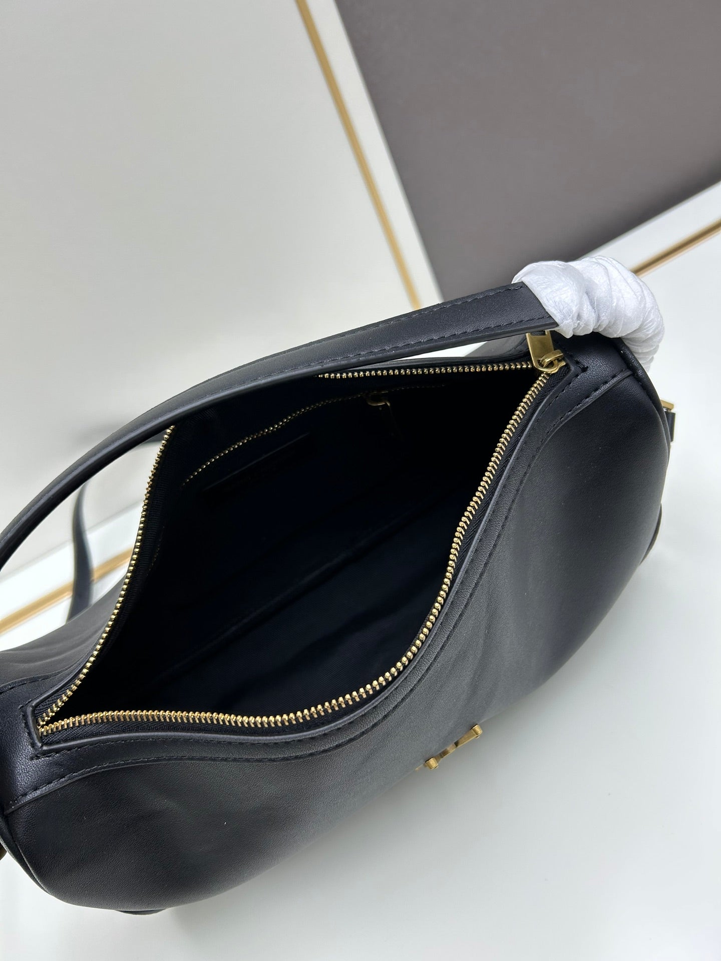 European and American high-quality new fashion trend high-end women's light luxury soft cowhide handbag commuting armpit bag pillow bag shoulder crossbody bag（复制）