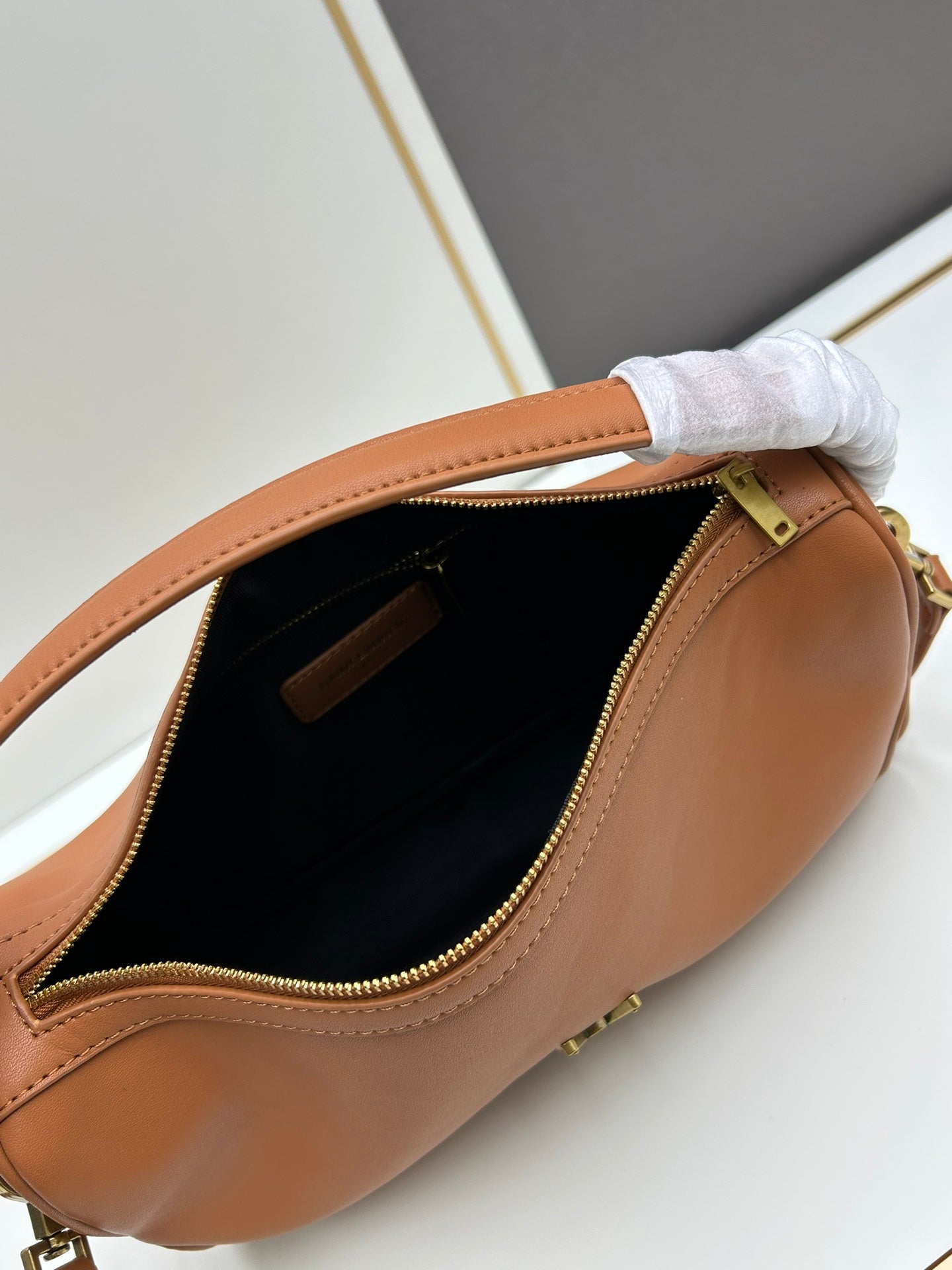 European and American high-quality new fashion trend high-end women's light luxury soft cowhide handbag commuting armpit bag pillow bag shoulder crossbody bag（复制）
