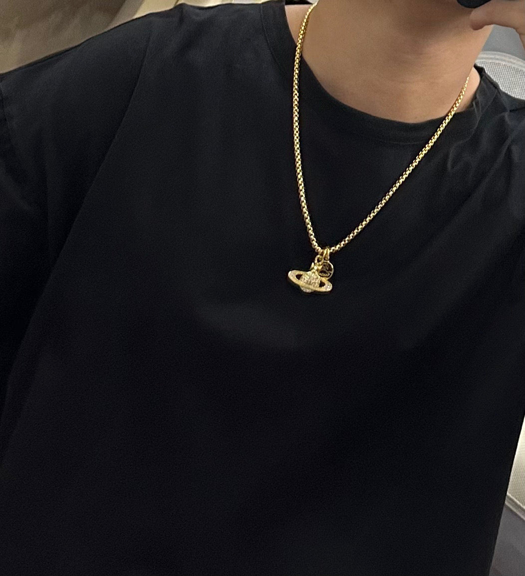 New Fashion Trends  Queen Dowager Saturn 🪐✨ High quality classic Saturn necklace for both men and women!