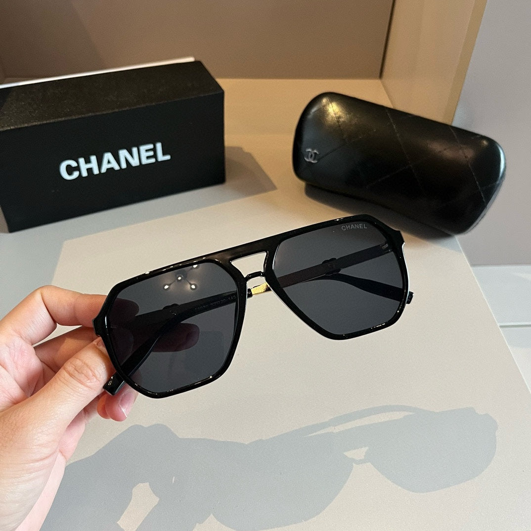 New fashion star with large frame sunglasses
