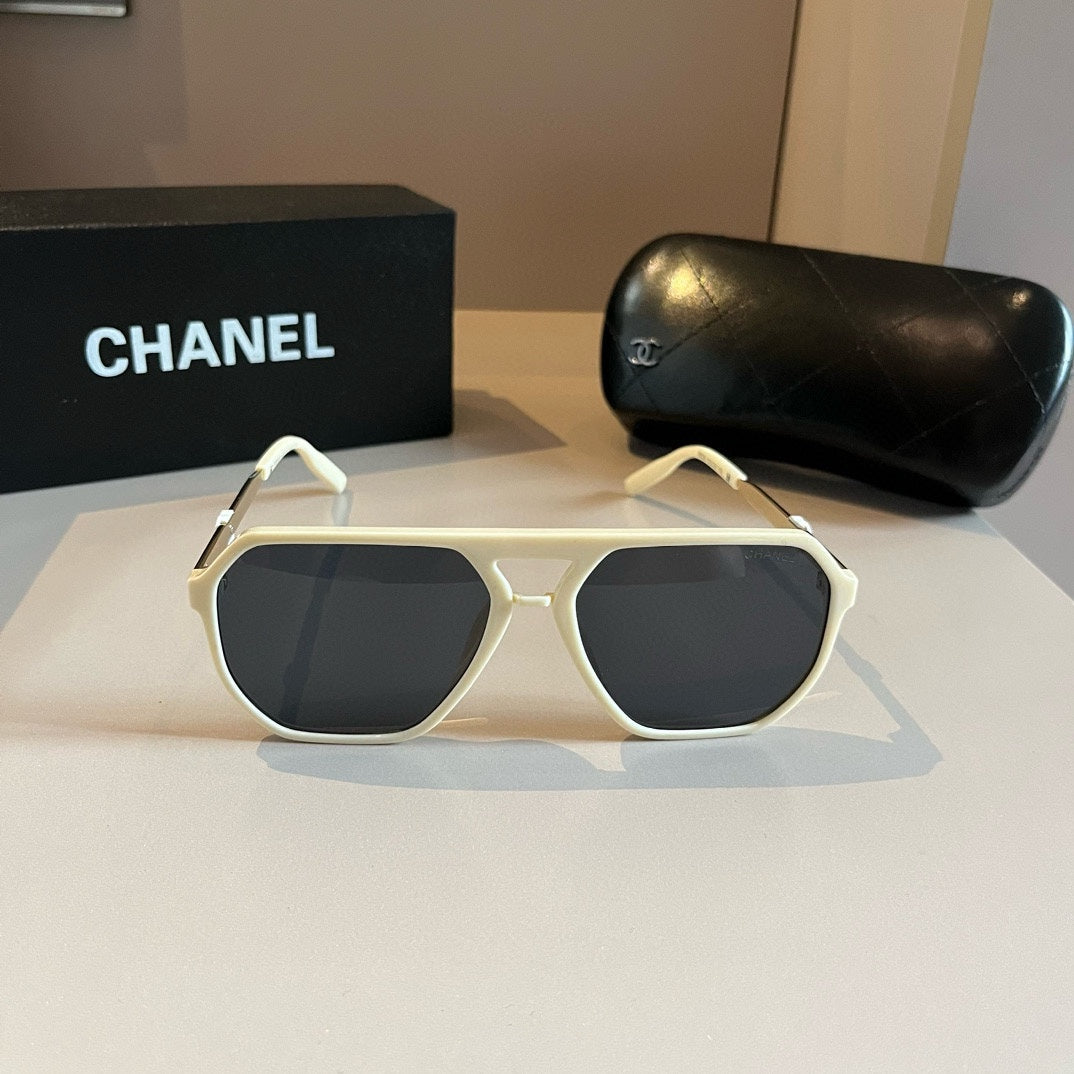 New fashion star with large frame sunglasses