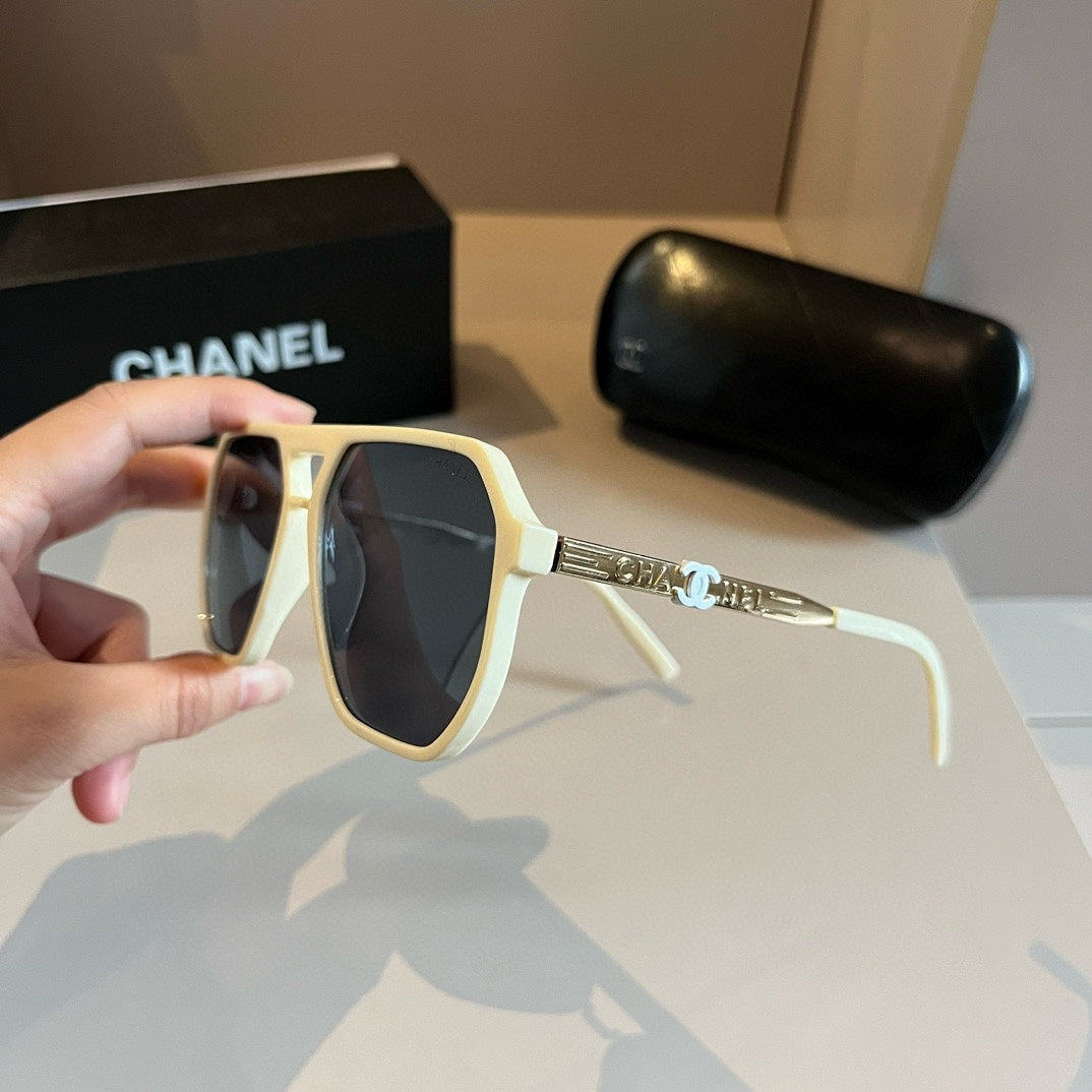 New fashion star with large frame sunglasses