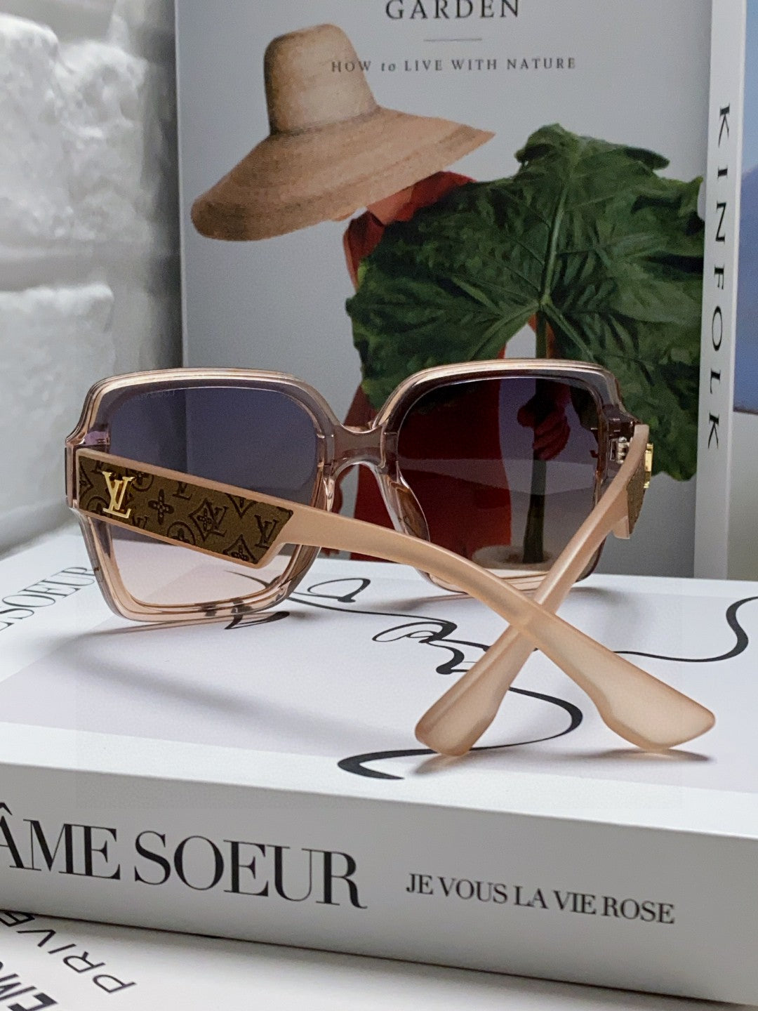 New Fashionable, Elegant, Comfortable, Lightweight, Exquisite  Sunglasses