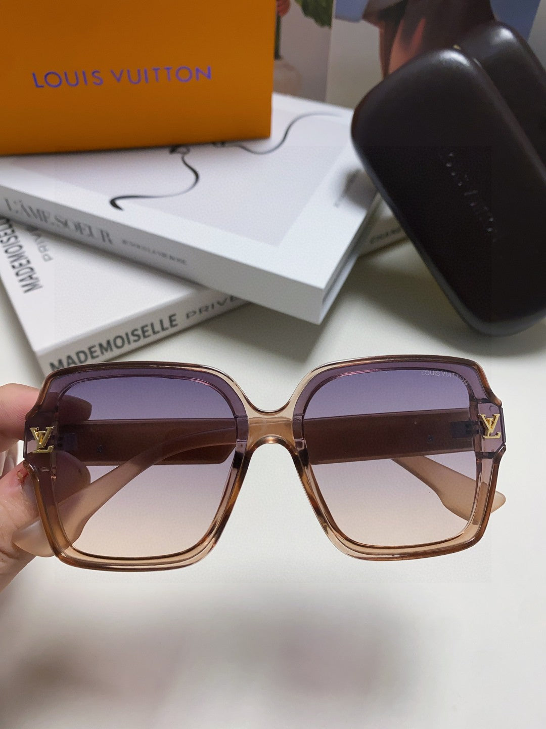 New Fashionable, Elegant, Comfortable, Lightweight, Exquisite  Sunglasses